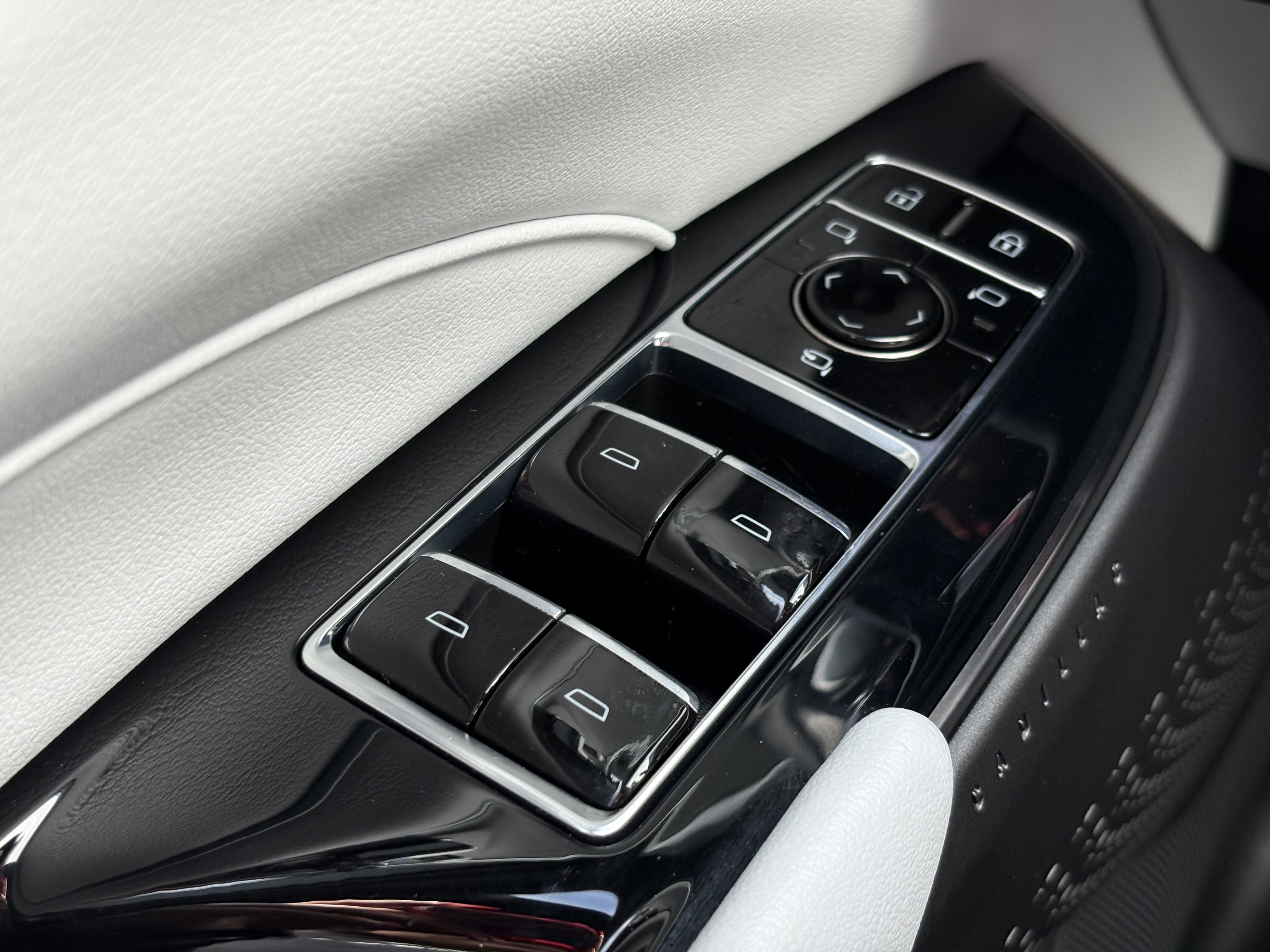 2024 Cadillac LYRIQ Luxury 1
