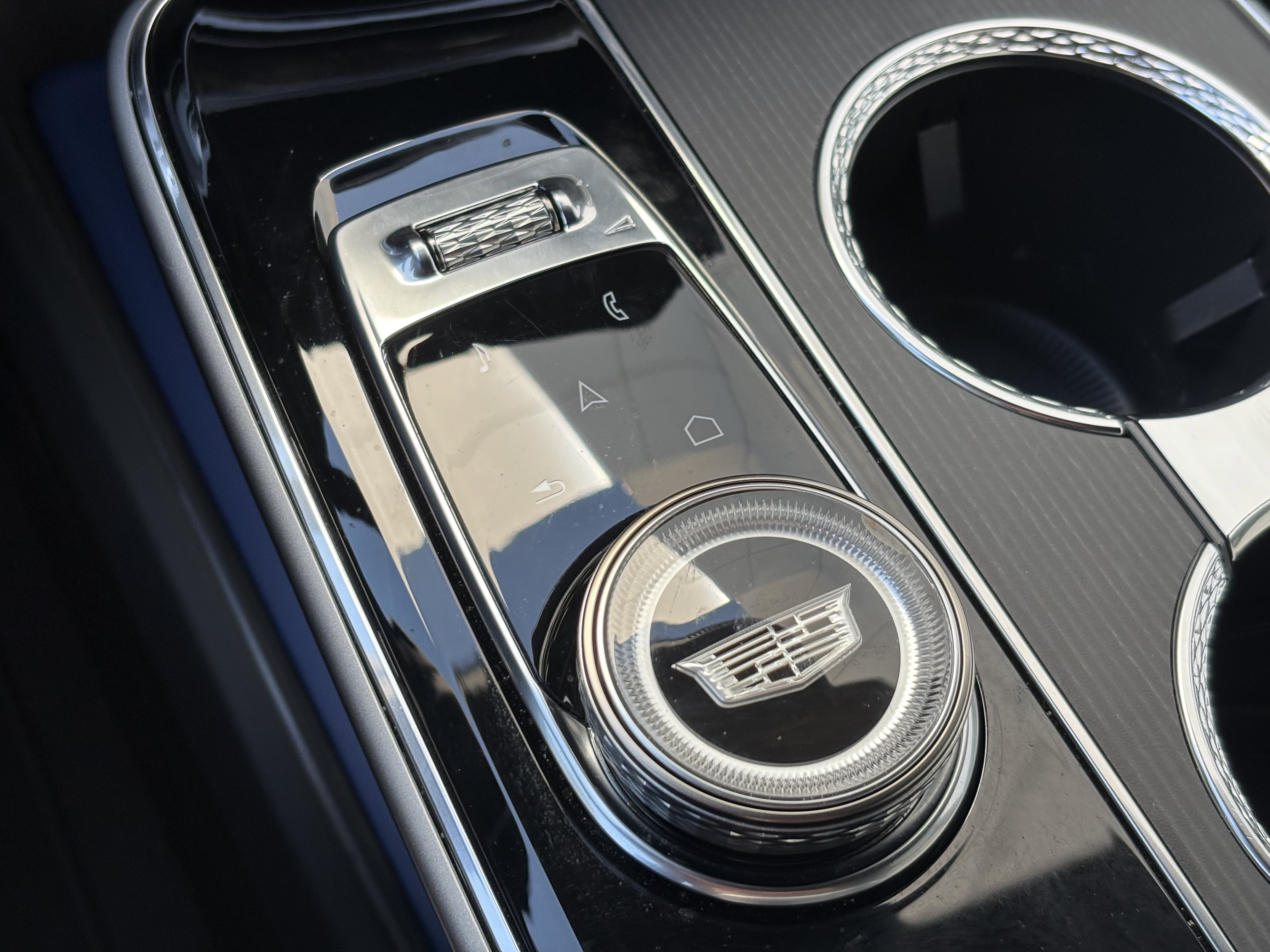 2024 Cadillac LYRIQ Luxury 2