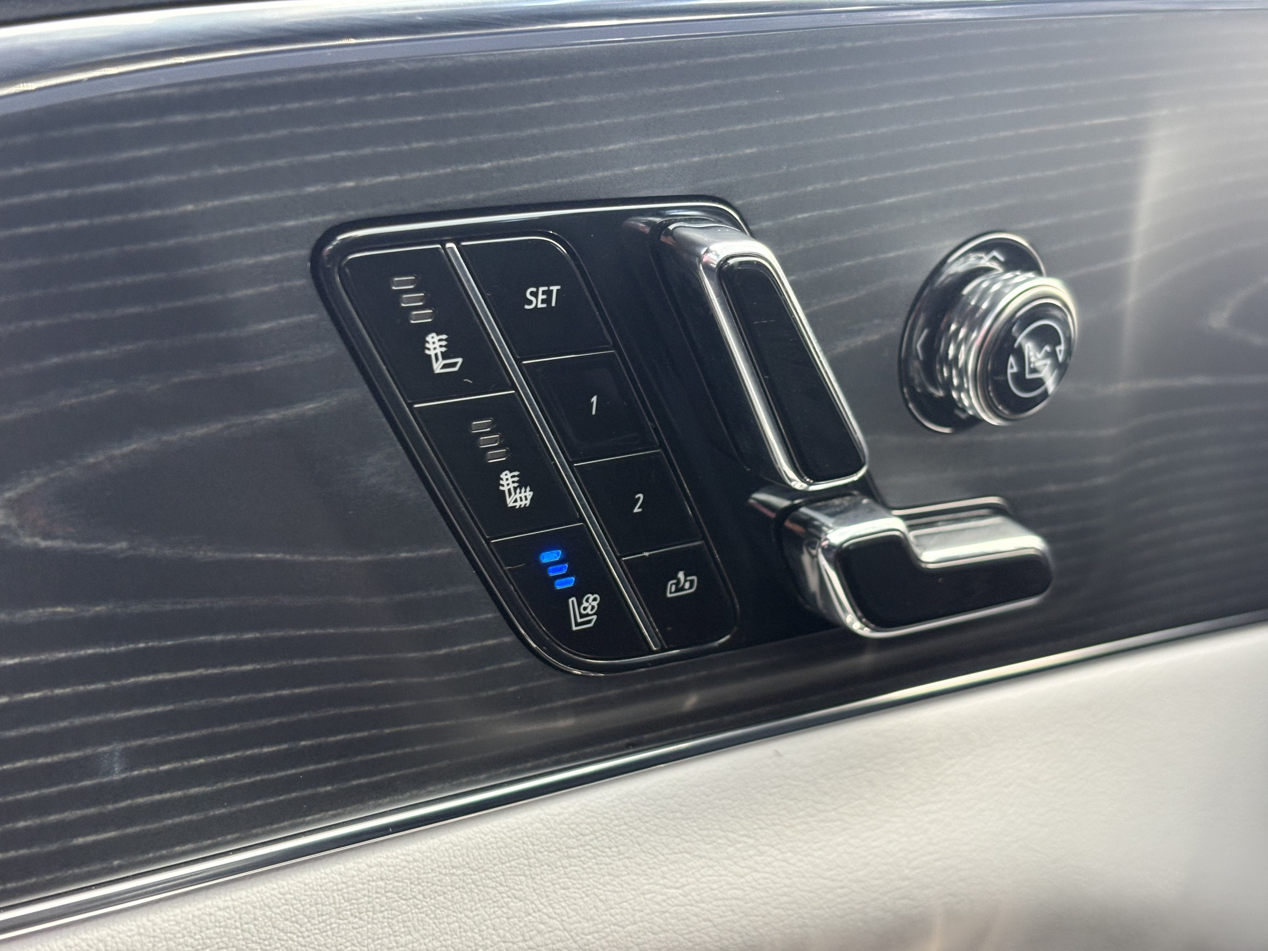 2024 Cadillac LYRIQ Luxury 2