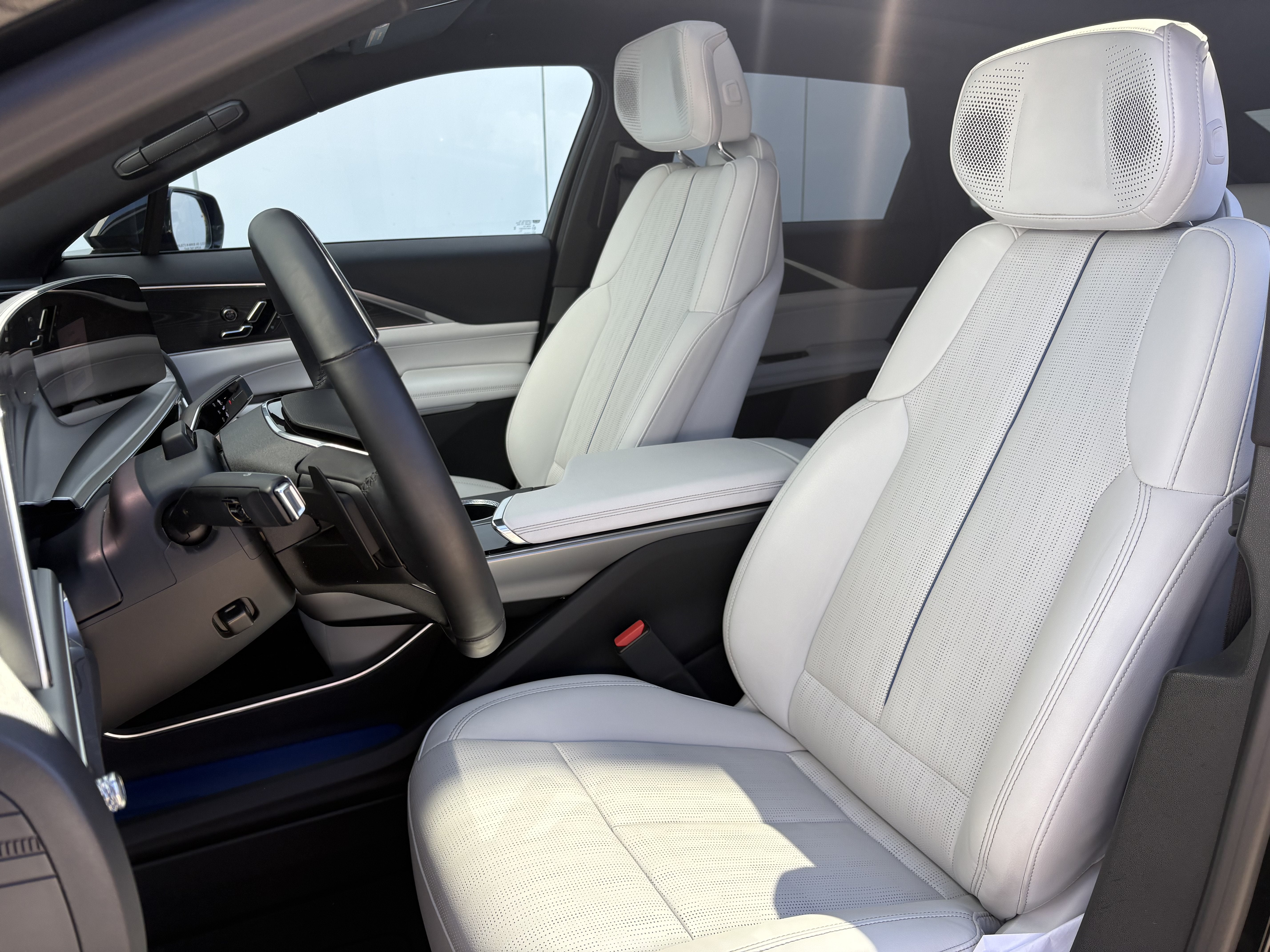 2024 Cadillac LYRIQ Luxury 2