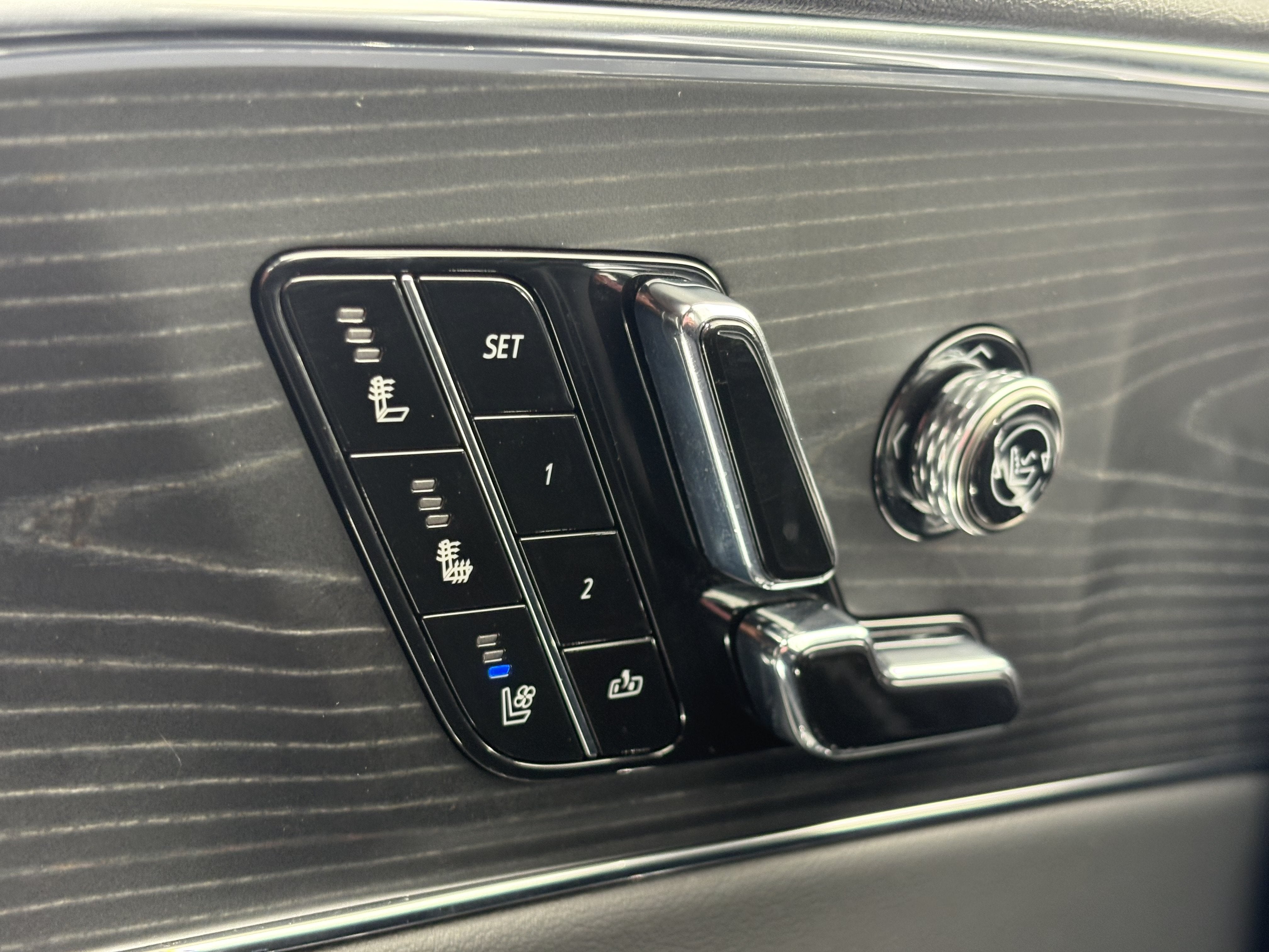 2024 Cadillac LYRIQ Luxury 2