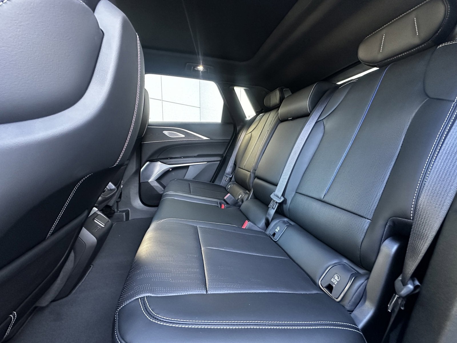 2025 Cadillac LYRIQ Luxury 2