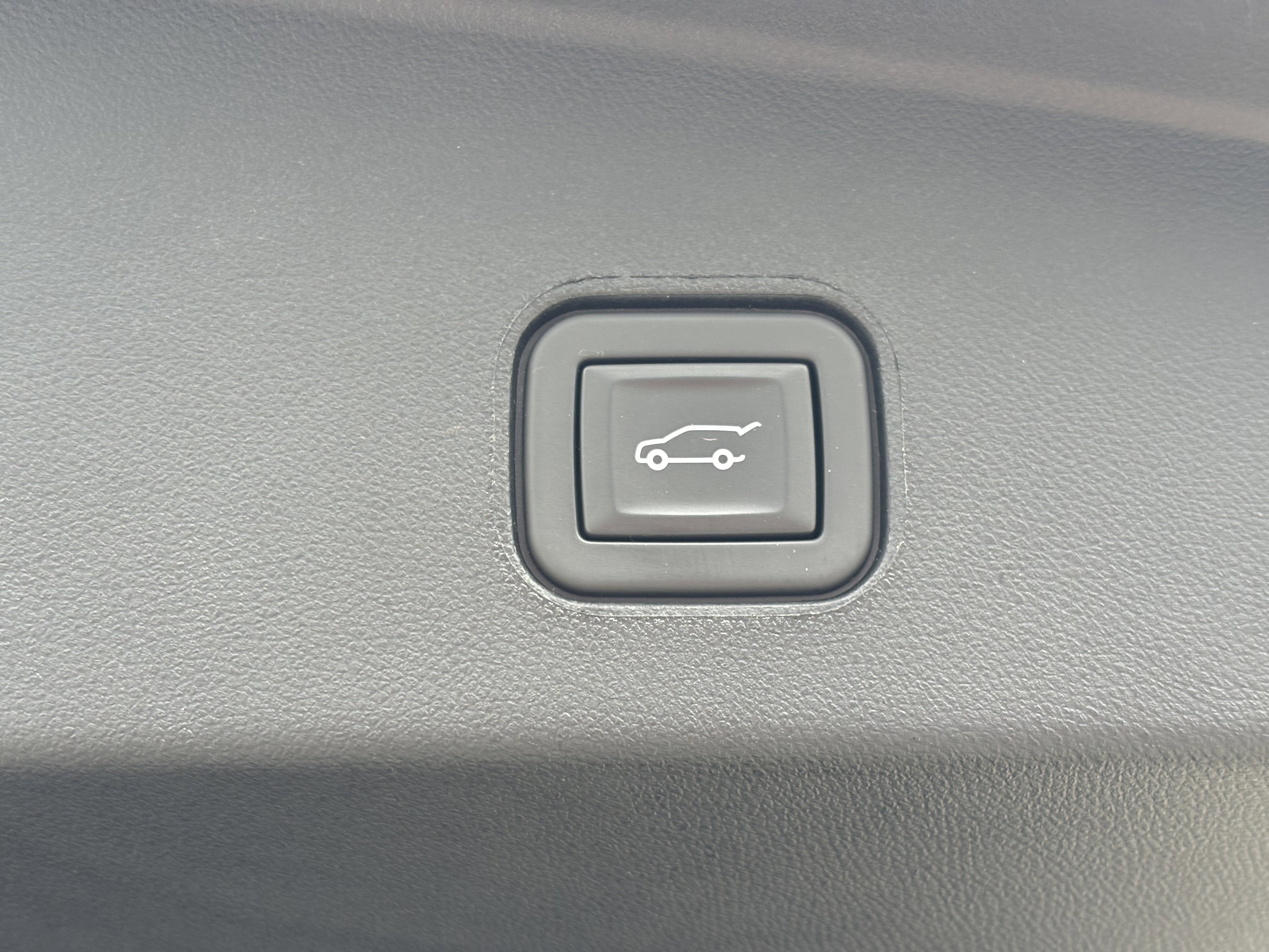 2024 Cadillac LYRIQ Luxury 2