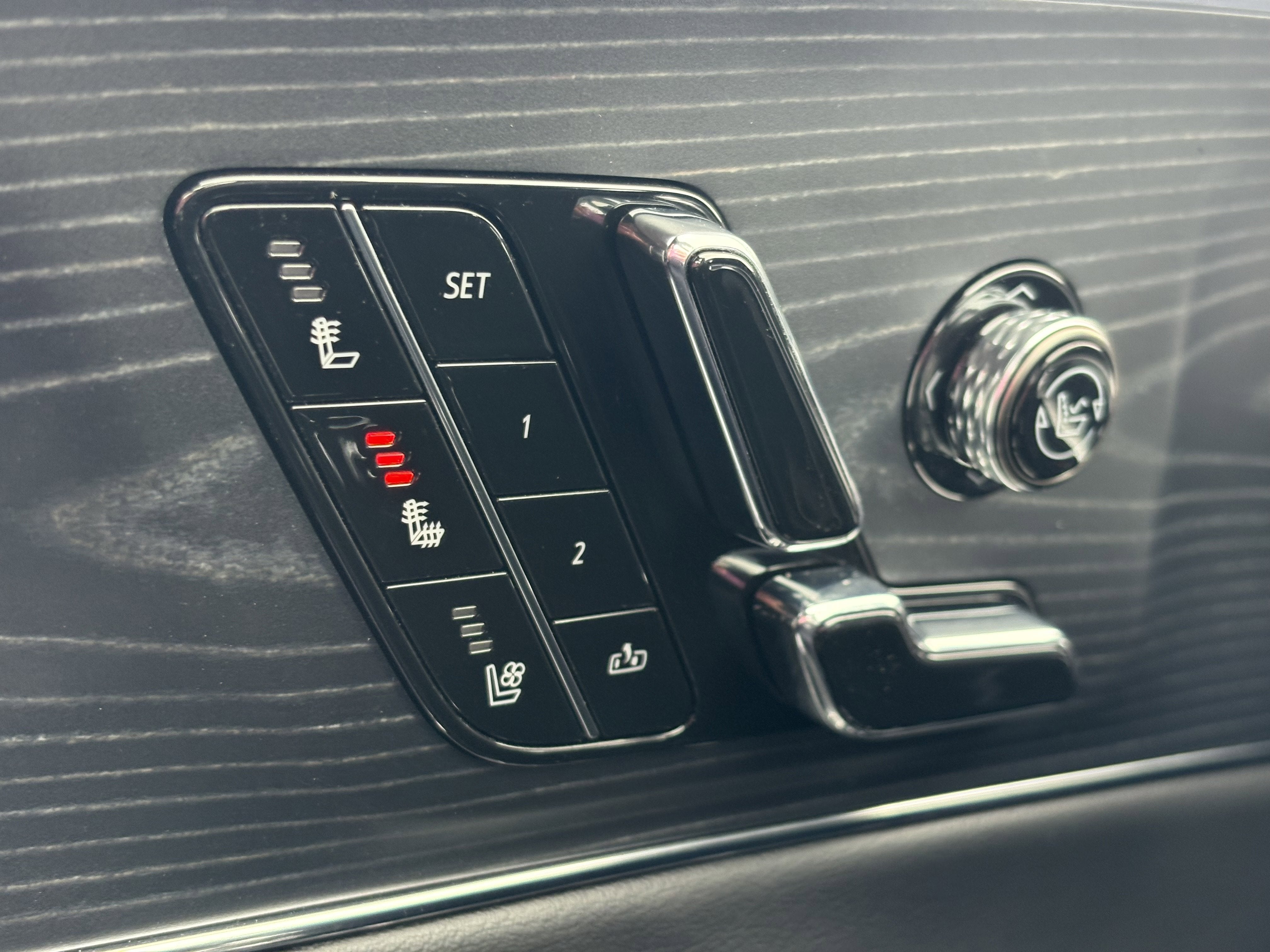 2024 Cadillac LYRIQ Luxury 2