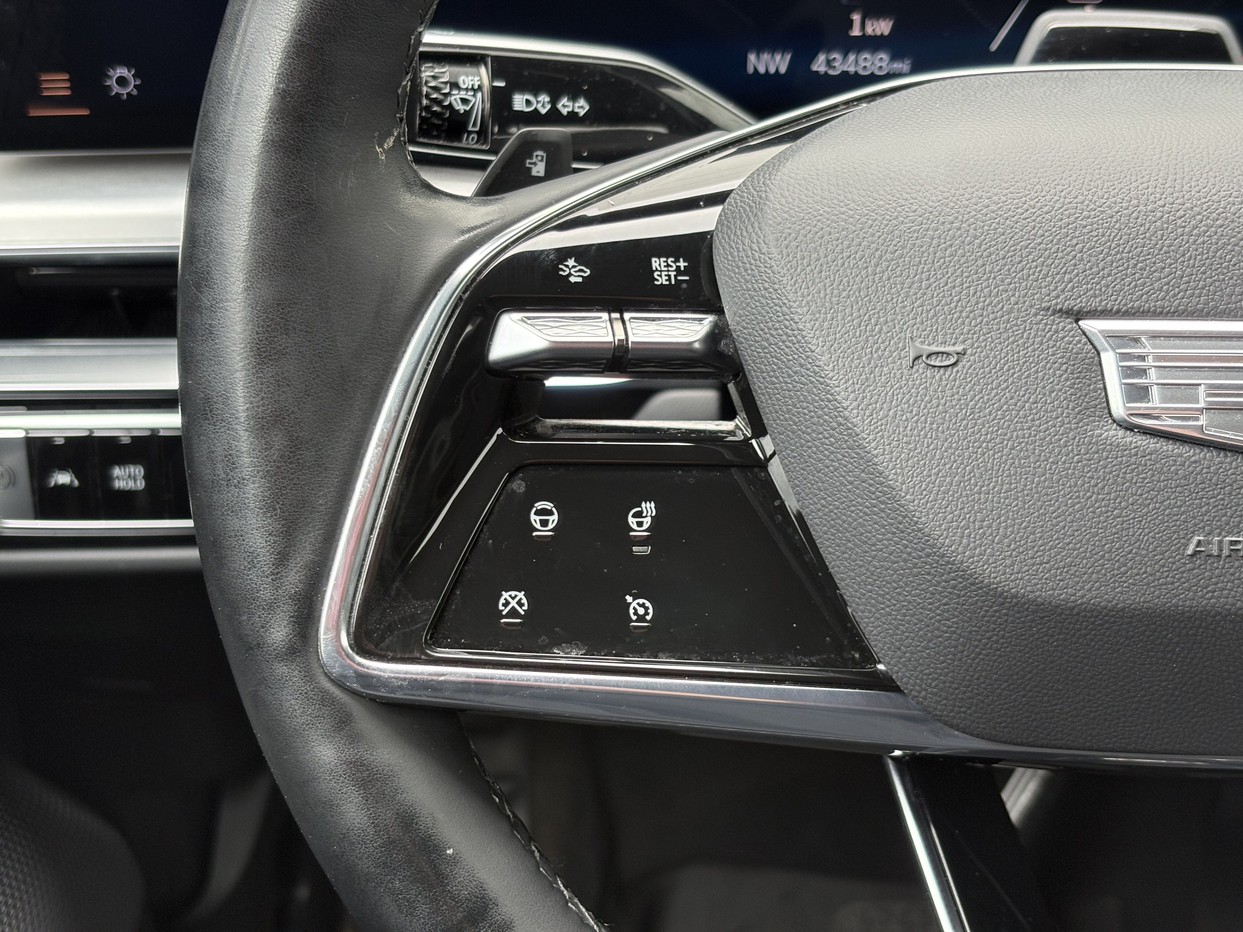 2024 Cadillac LYRIQ Luxury 2