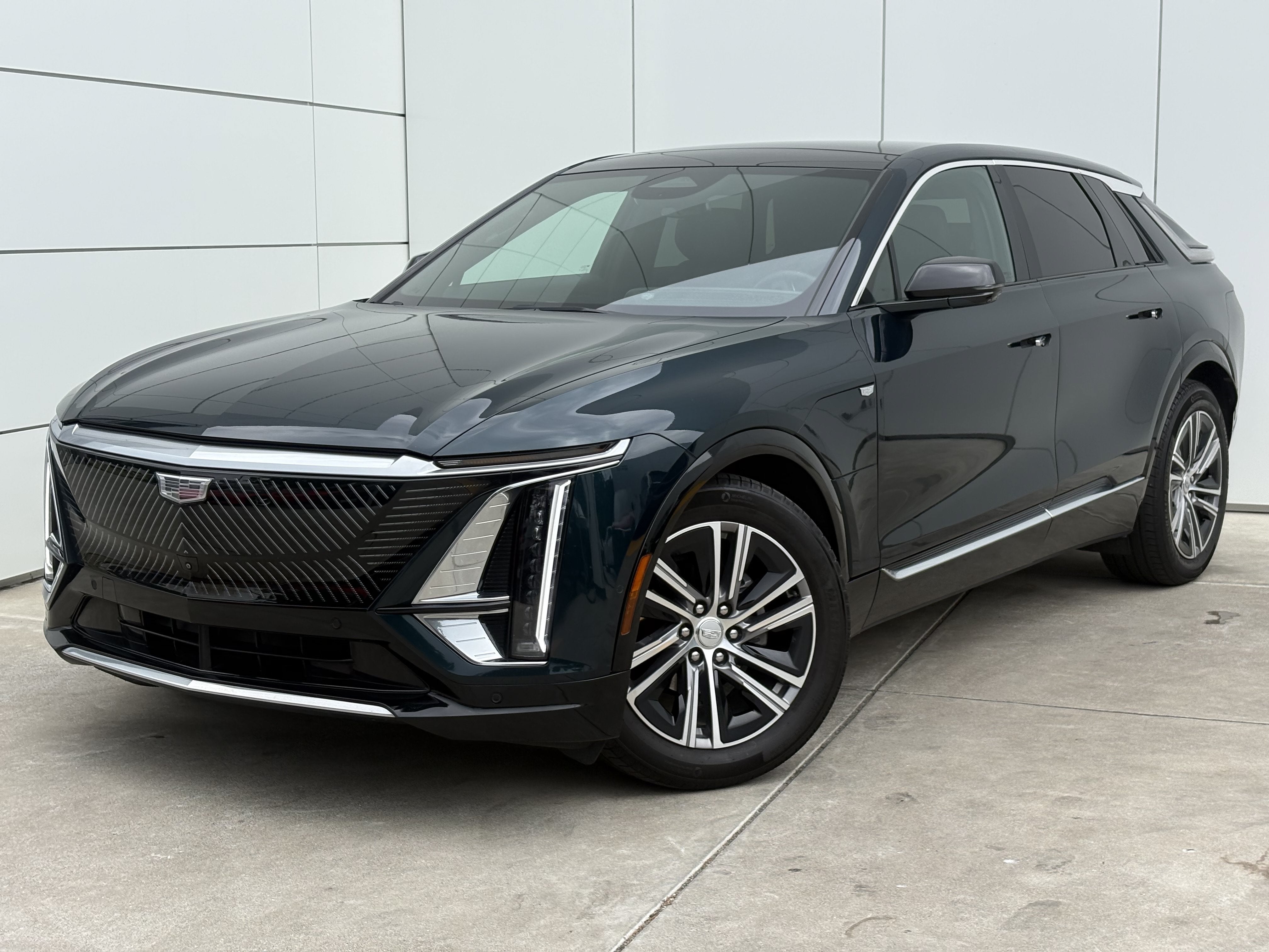 2024 Cadillac LYRIQ Luxury 2