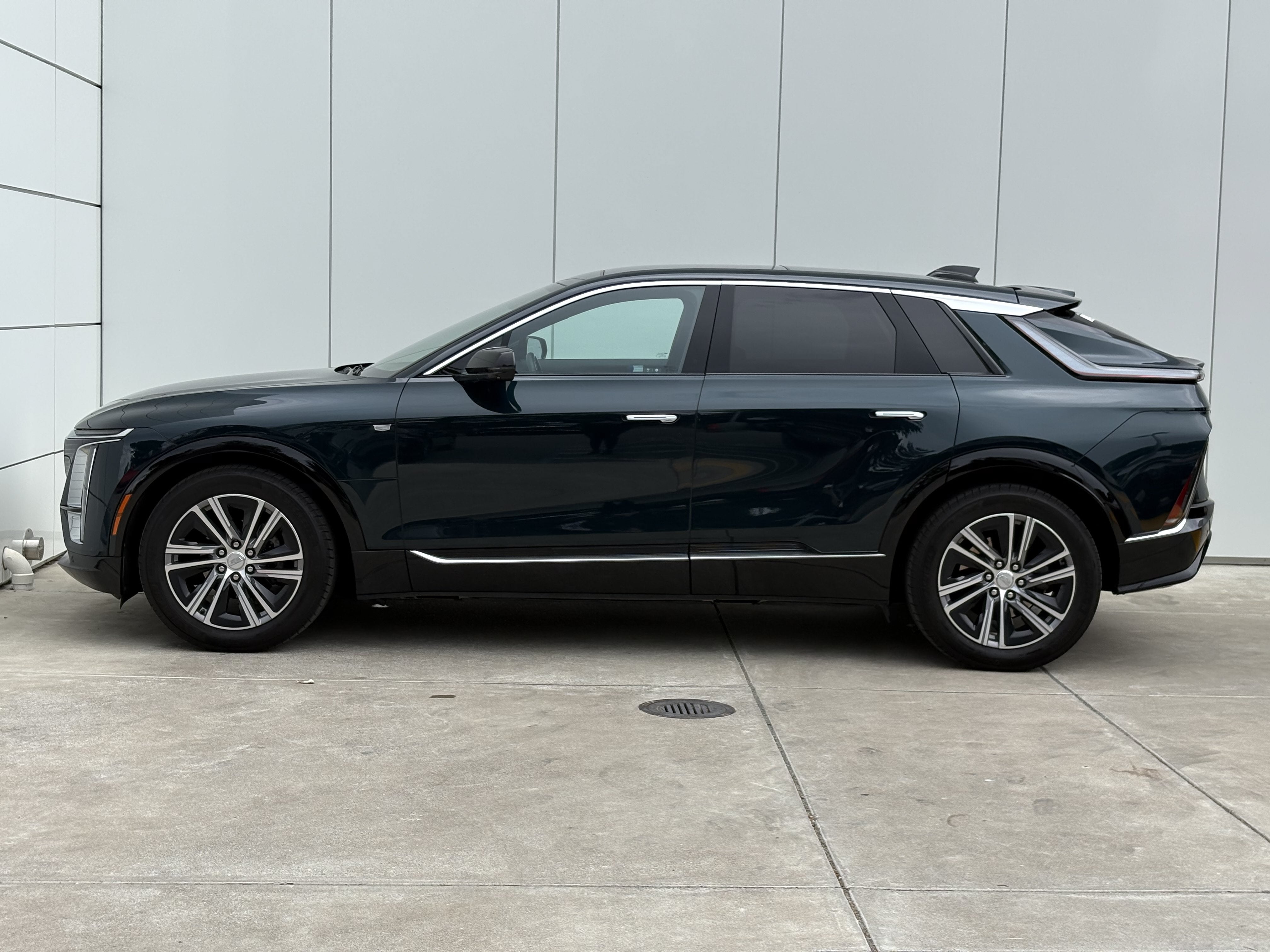 2024 Cadillac LYRIQ Luxury 2