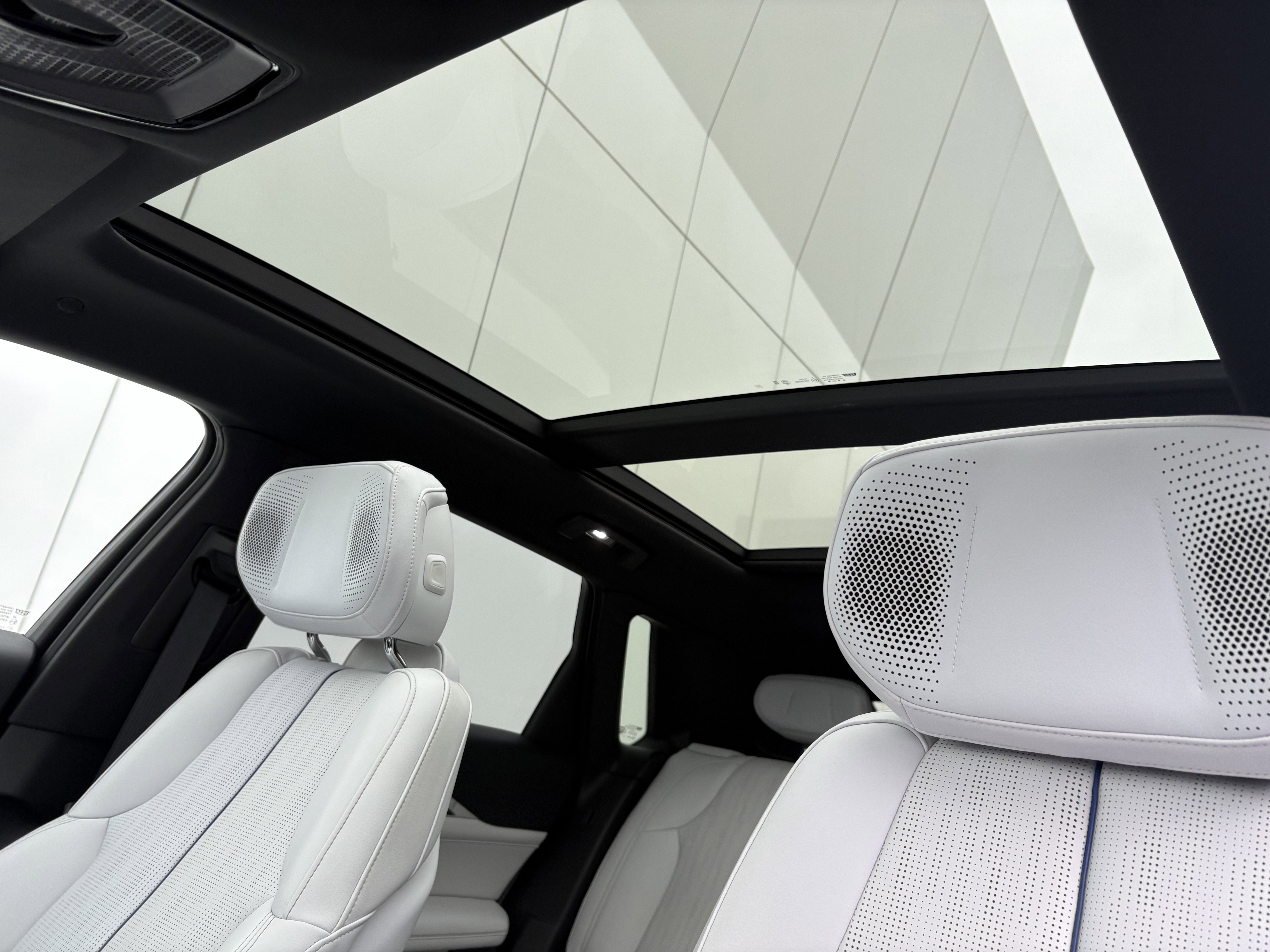 2024 Cadillac LYRIQ Luxury 2