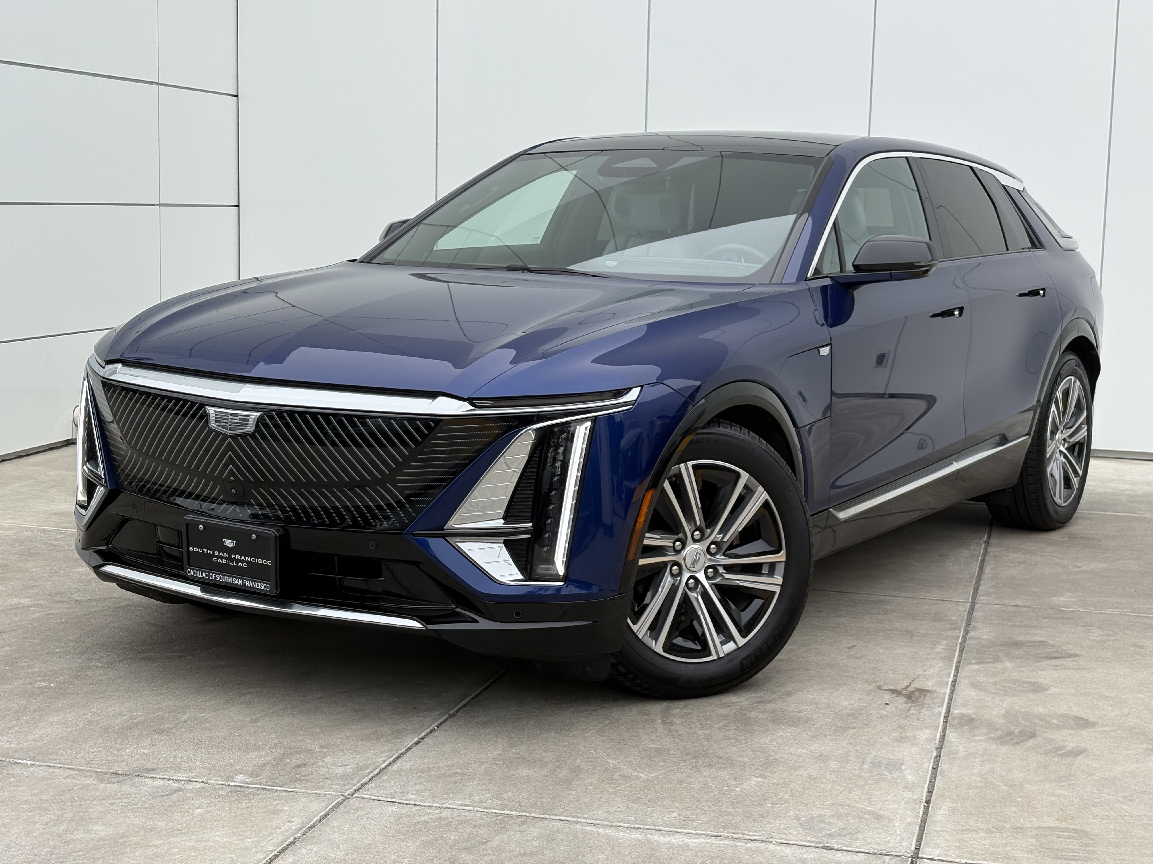 2024 Cadillac LYRIQ Luxury 2
