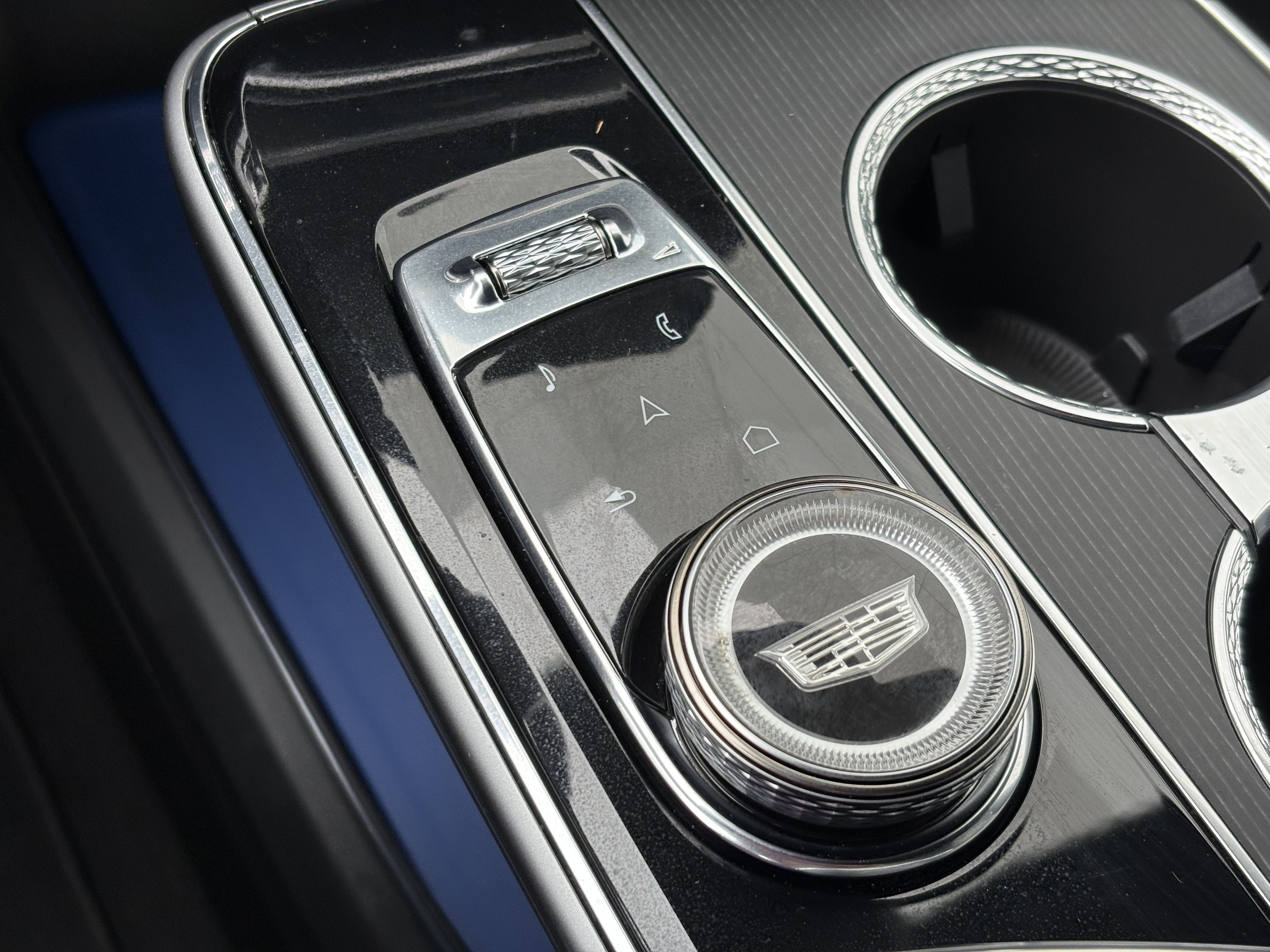 2024 Cadillac LYRIQ Luxury 2