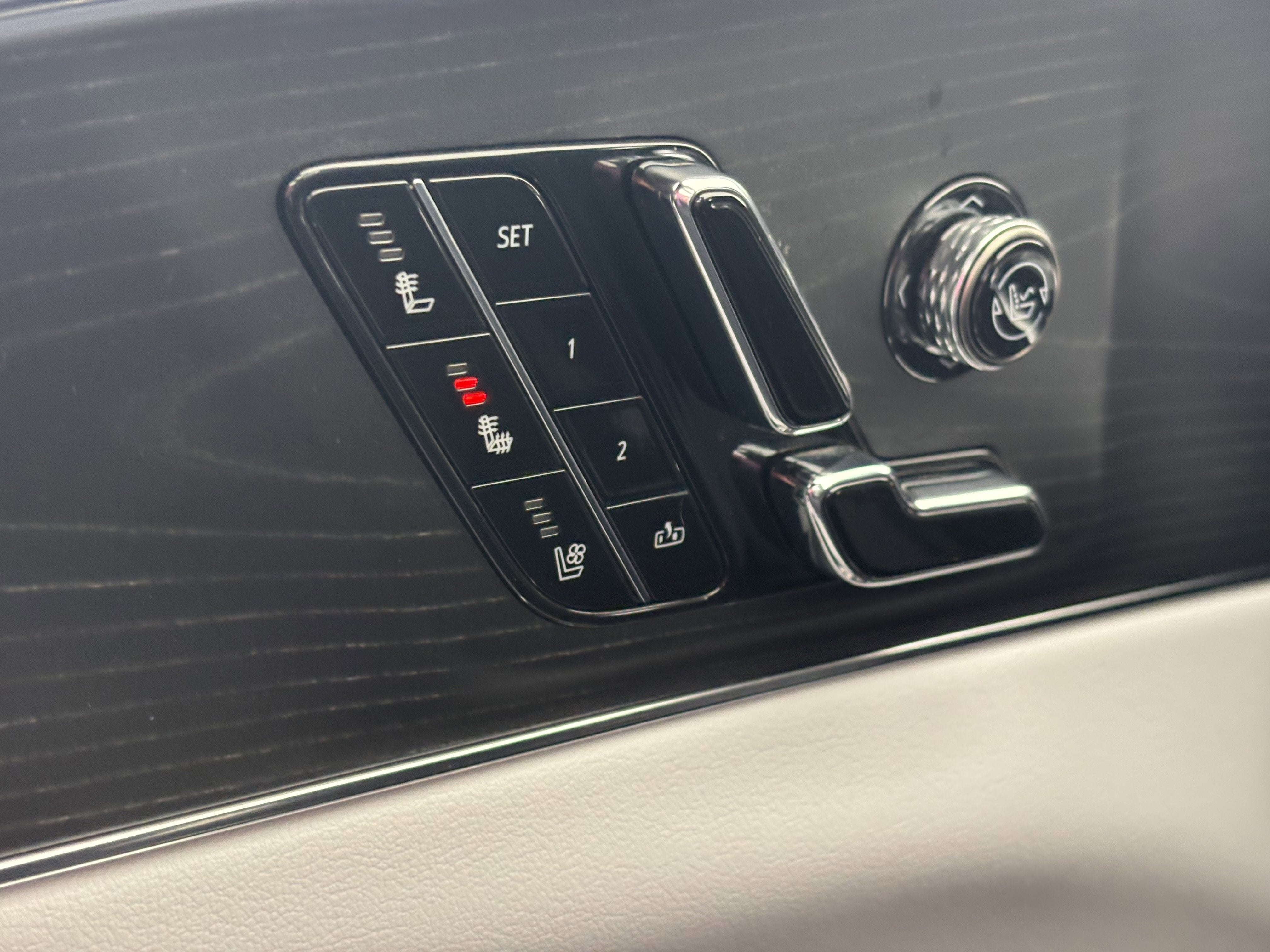 2024 Cadillac LYRIQ Luxury 2