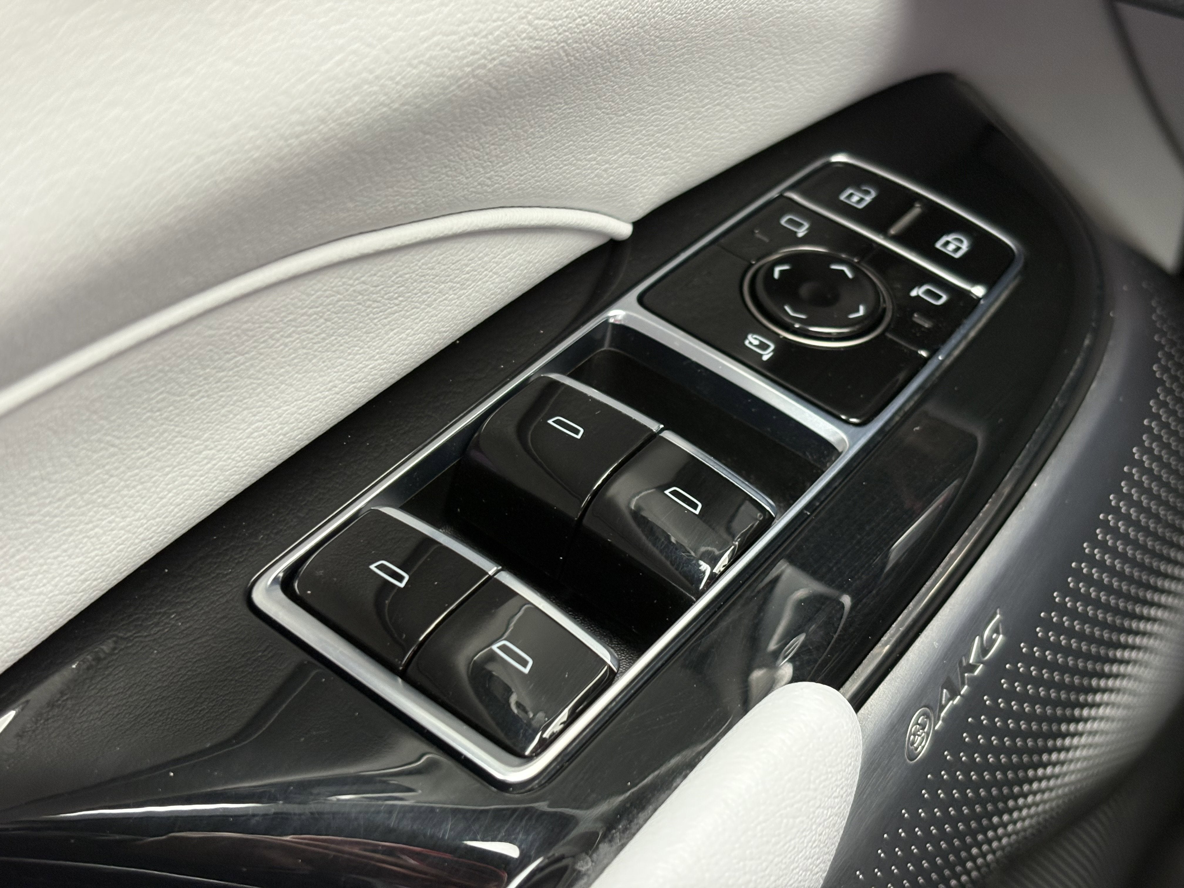2024 Cadillac LYRIQ Luxury 2