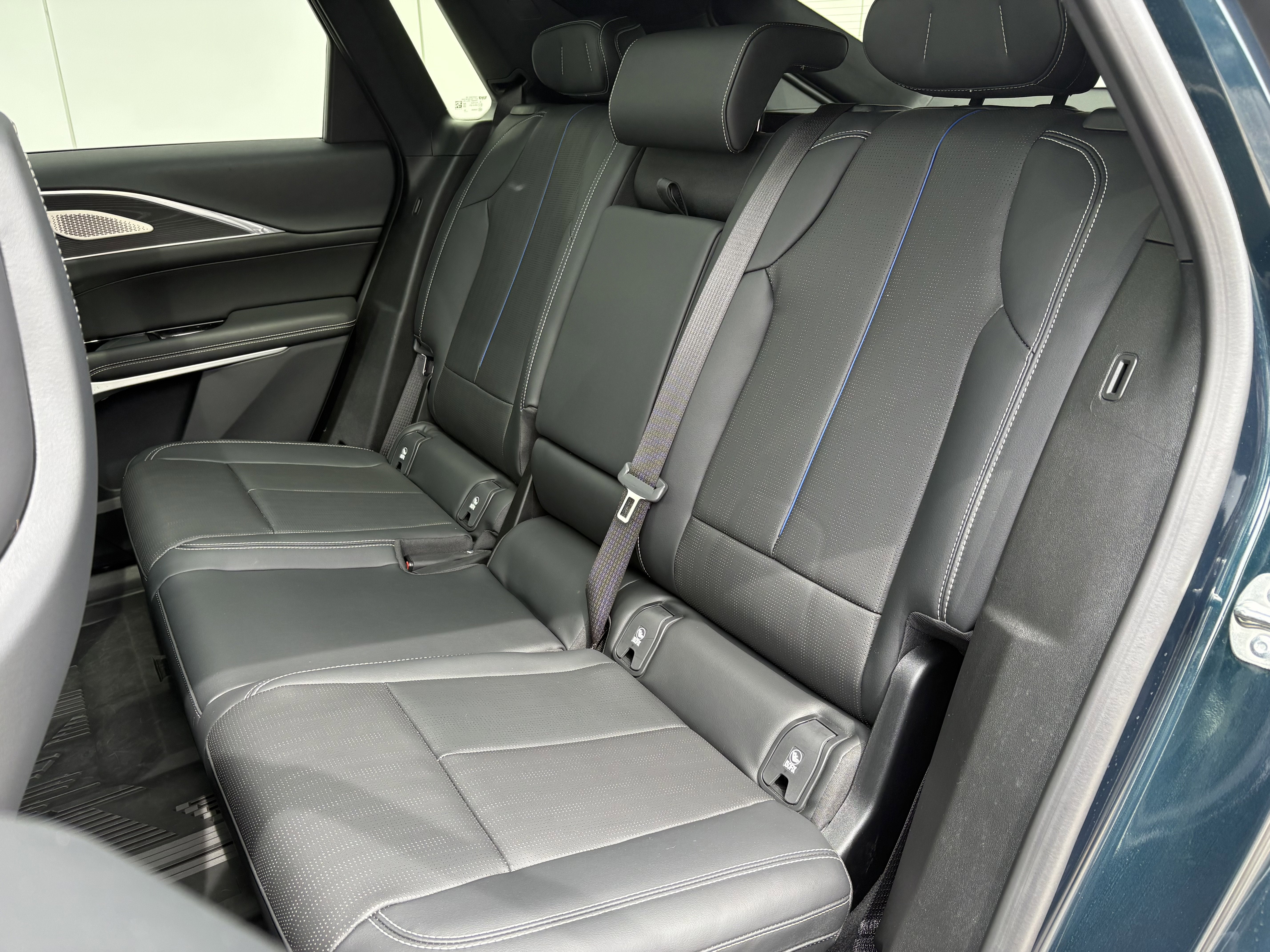 2024 Cadillac LYRIQ Luxury 2