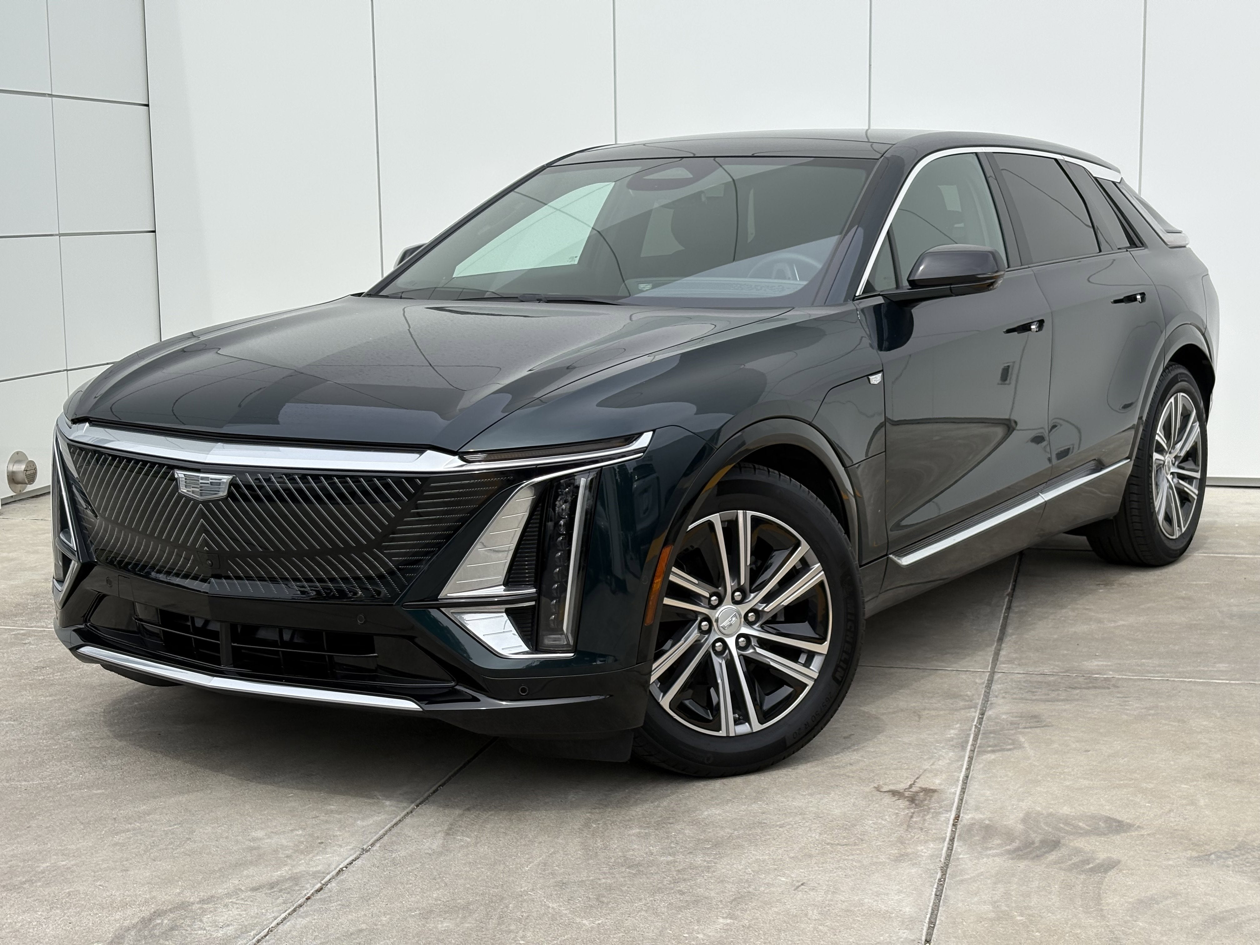 2024 Cadillac LYRIQ Luxury 2