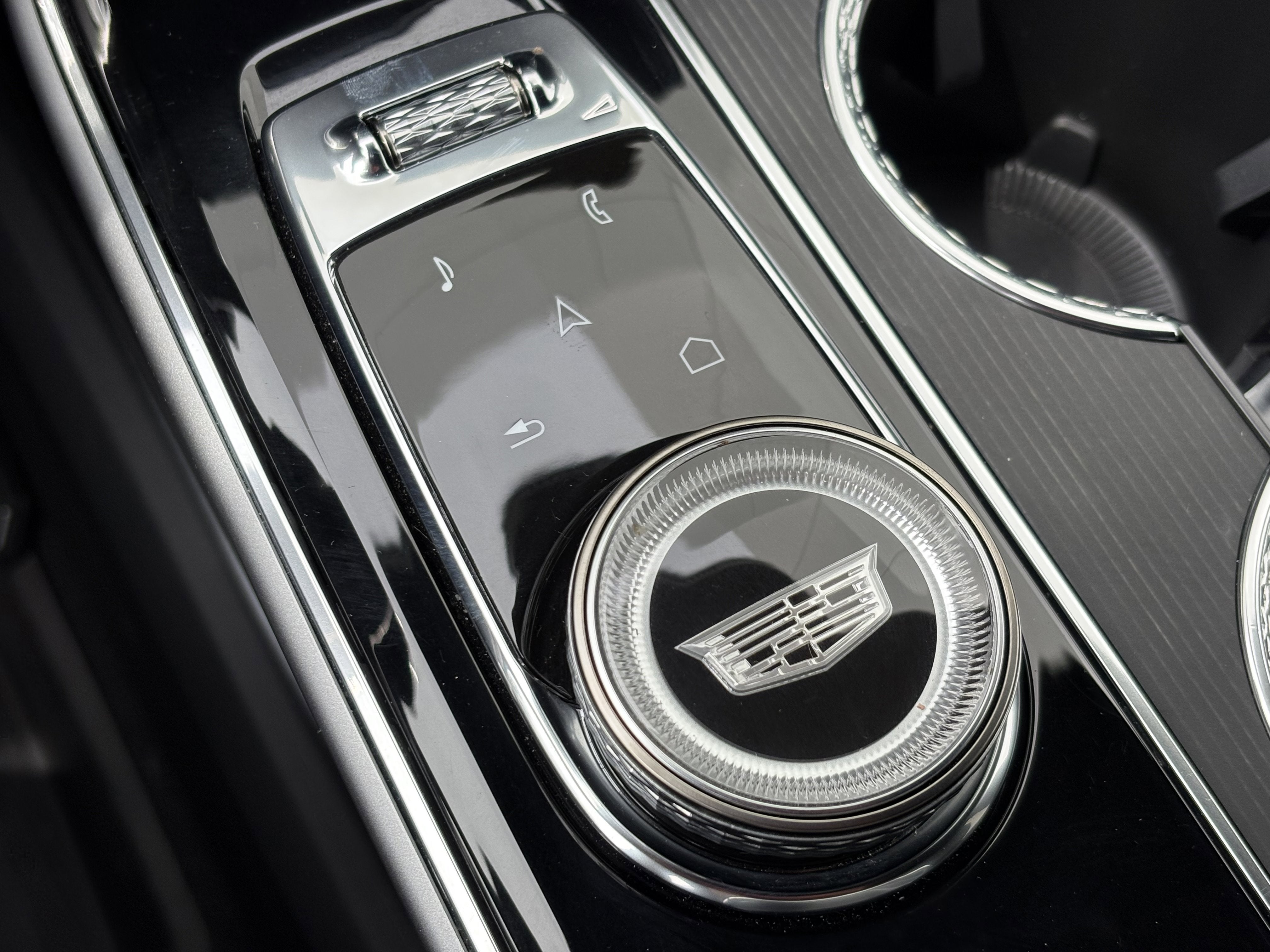 2024 Cadillac LYRIQ Luxury 2
