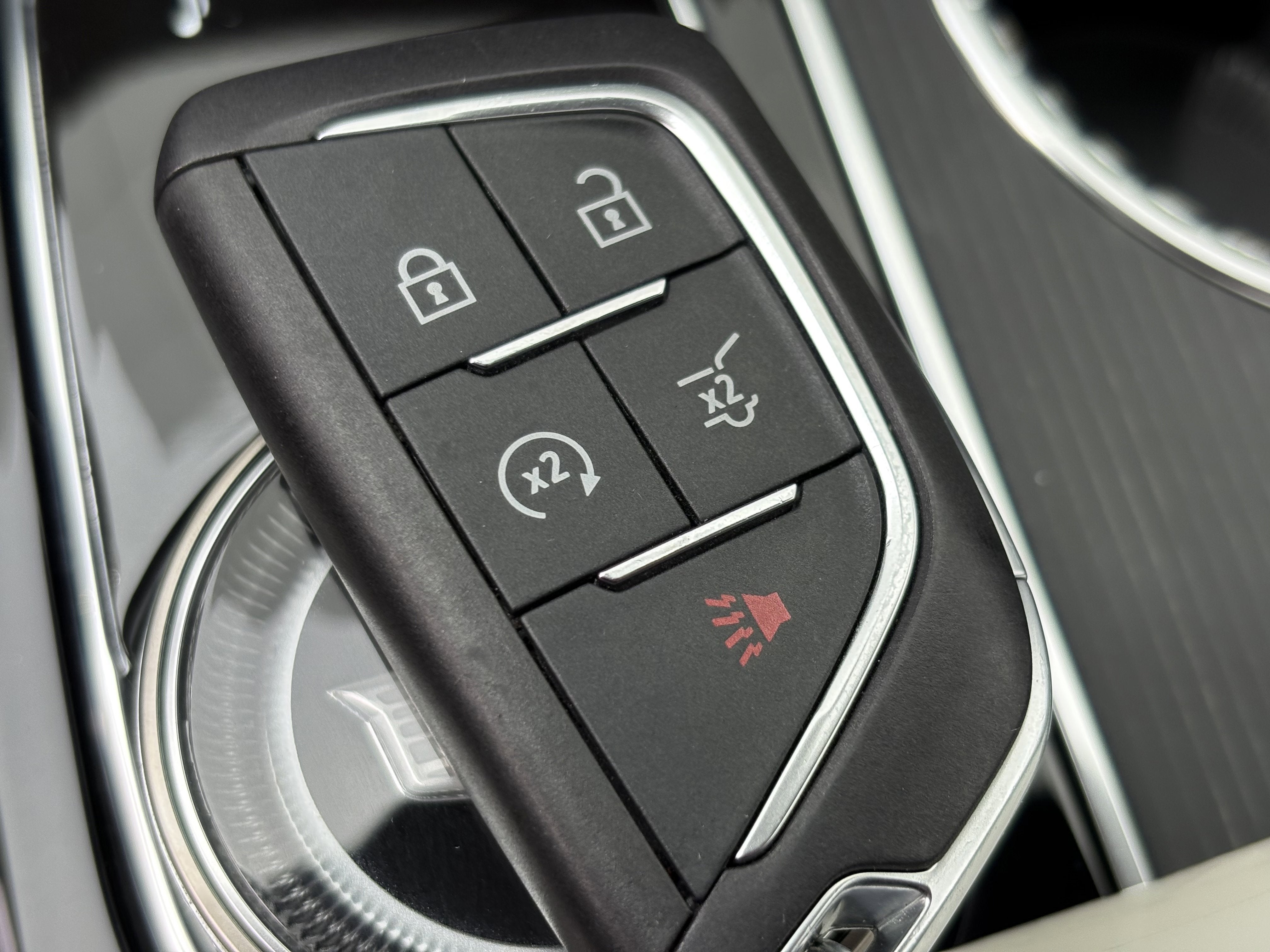 2024 Cadillac LYRIQ Luxury 2