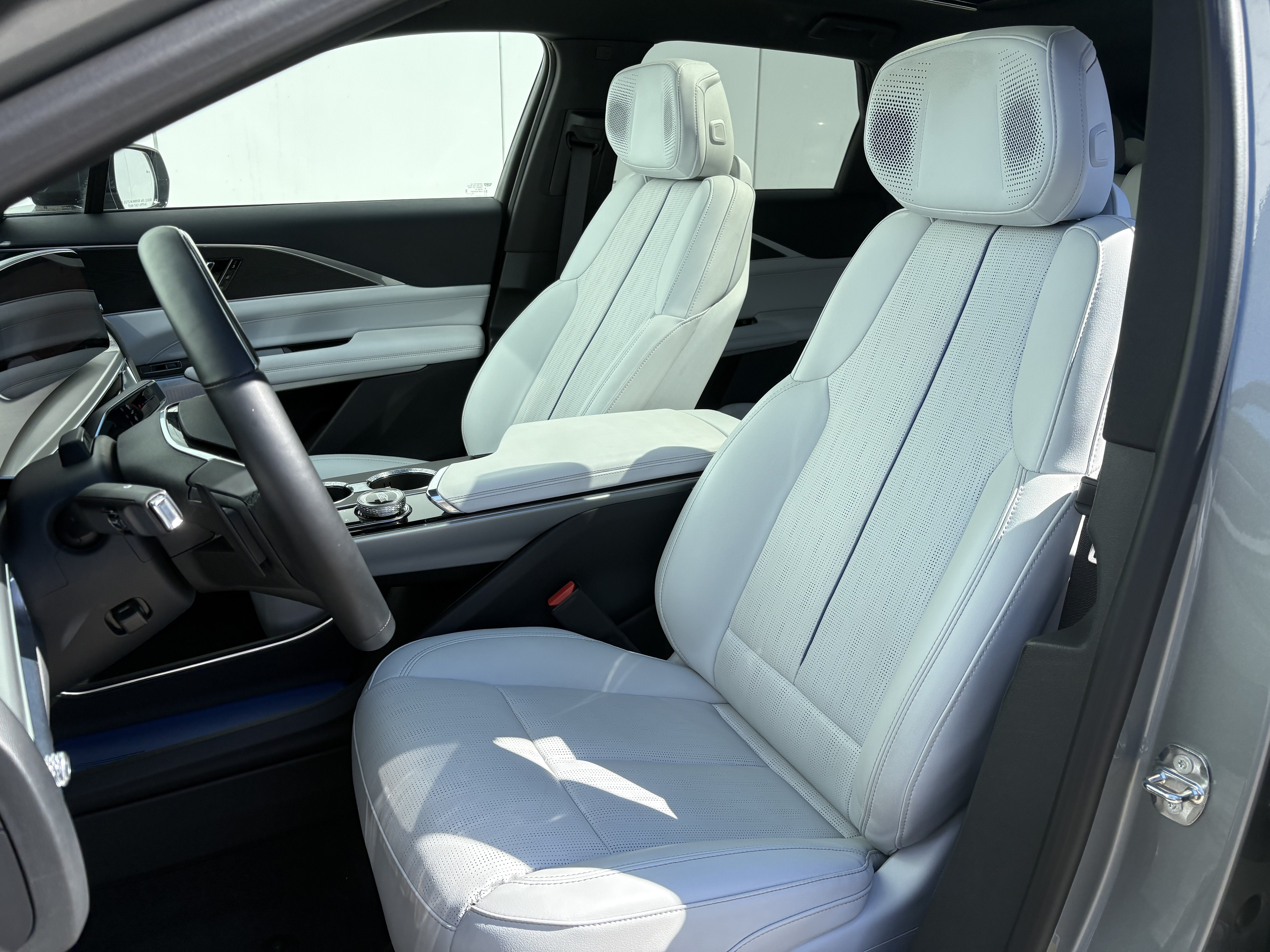 2024 Cadillac LYRIQ Luxury 2