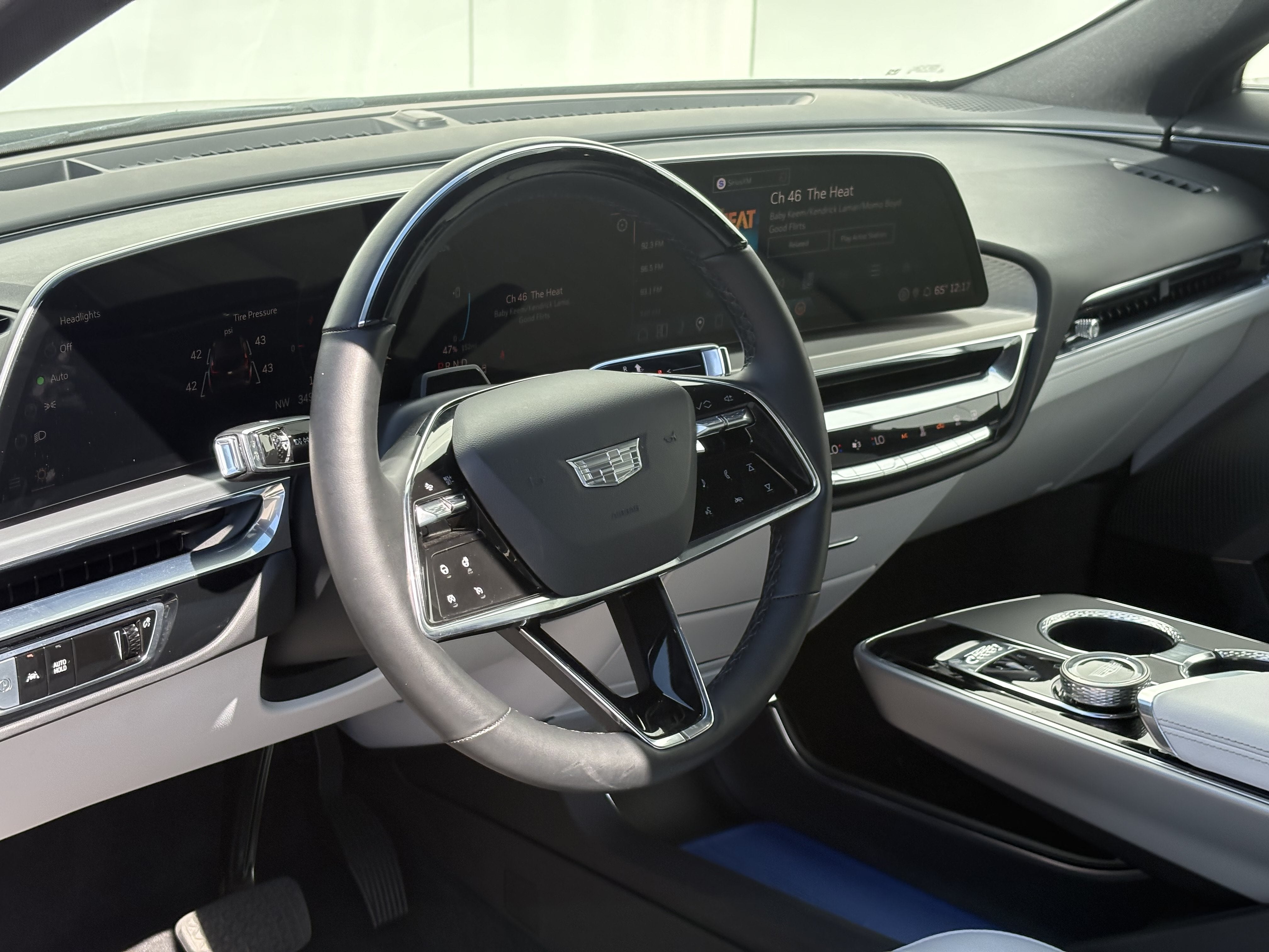2024 Cadillac LYRIQ Luxury 2
