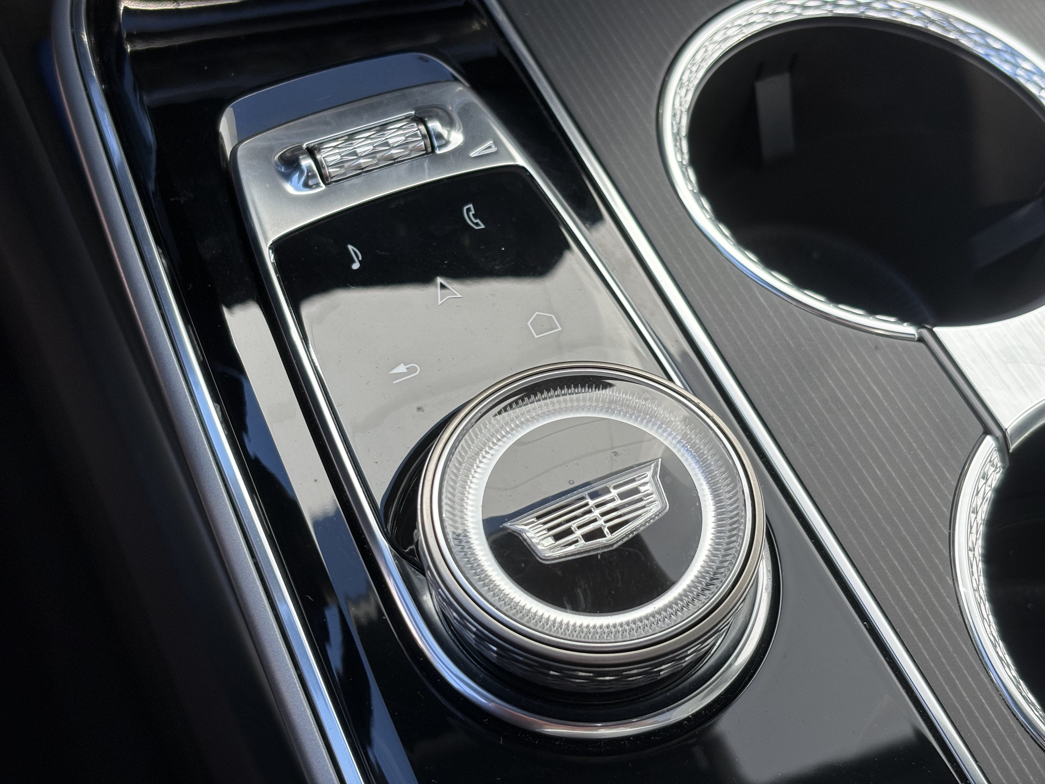 2024 Cadillac LYRIQ Luxury 2