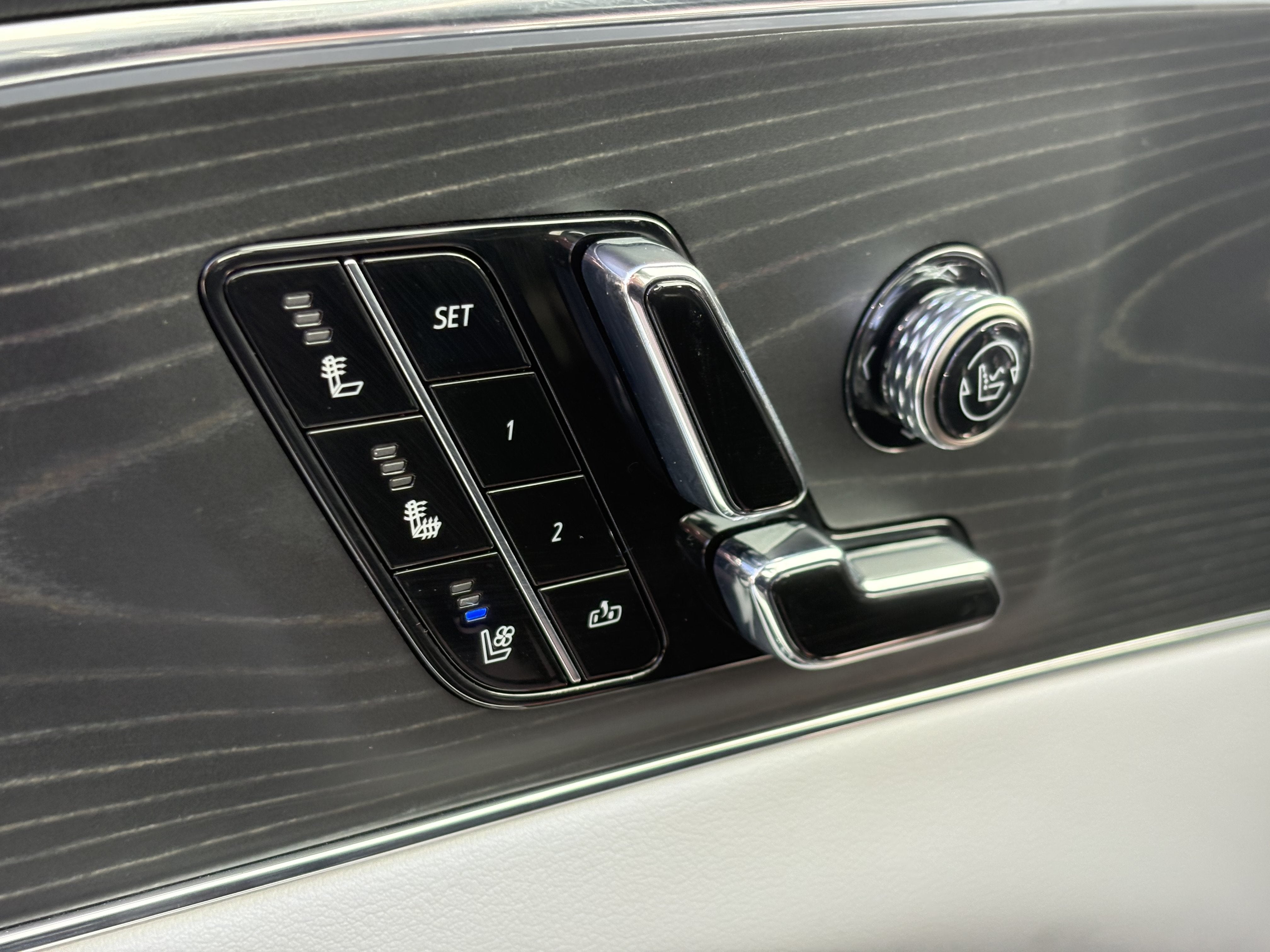 2024 Cadillac LYRIQ Luxury 2