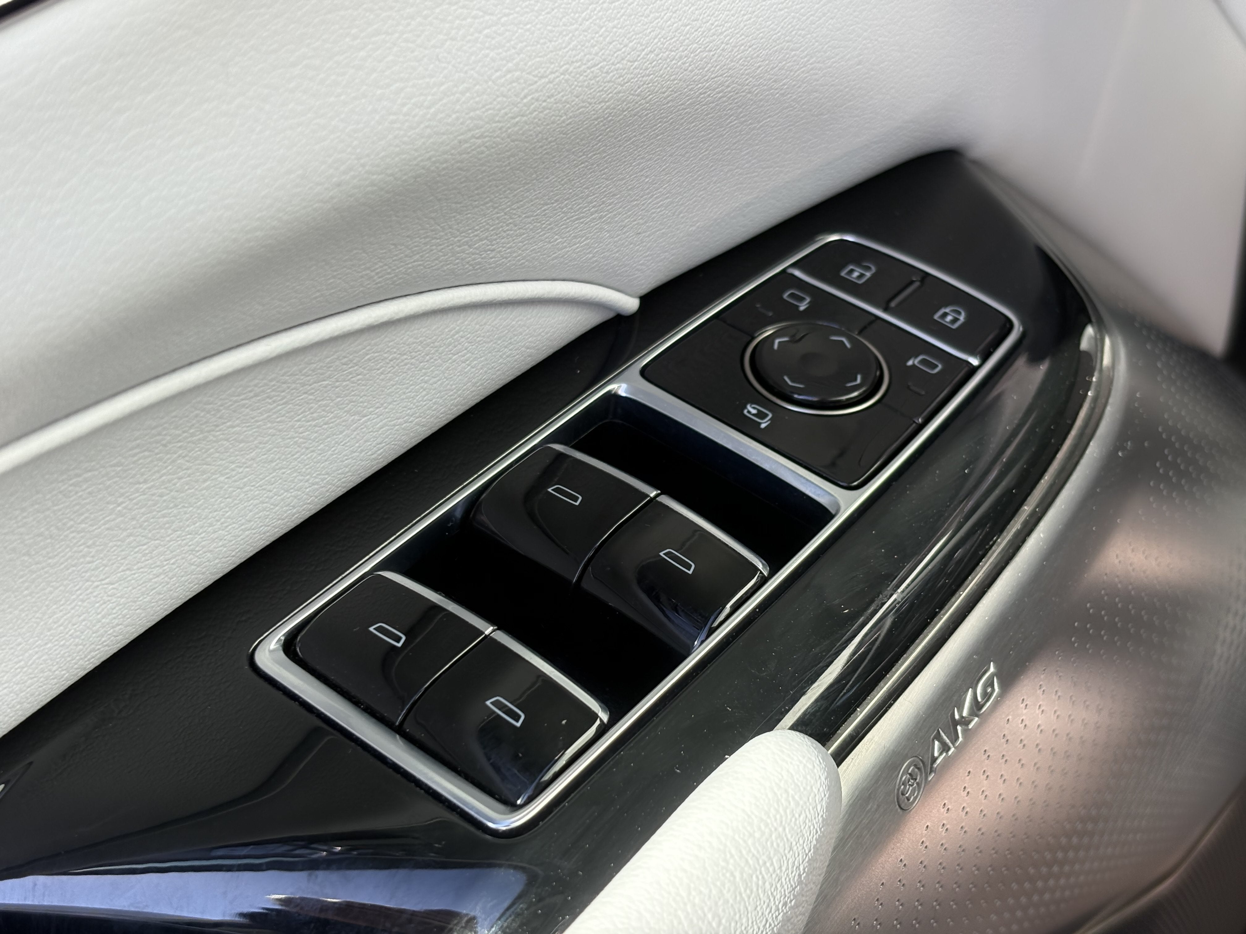 2024 Cadillac LYRIQ Luxury 2