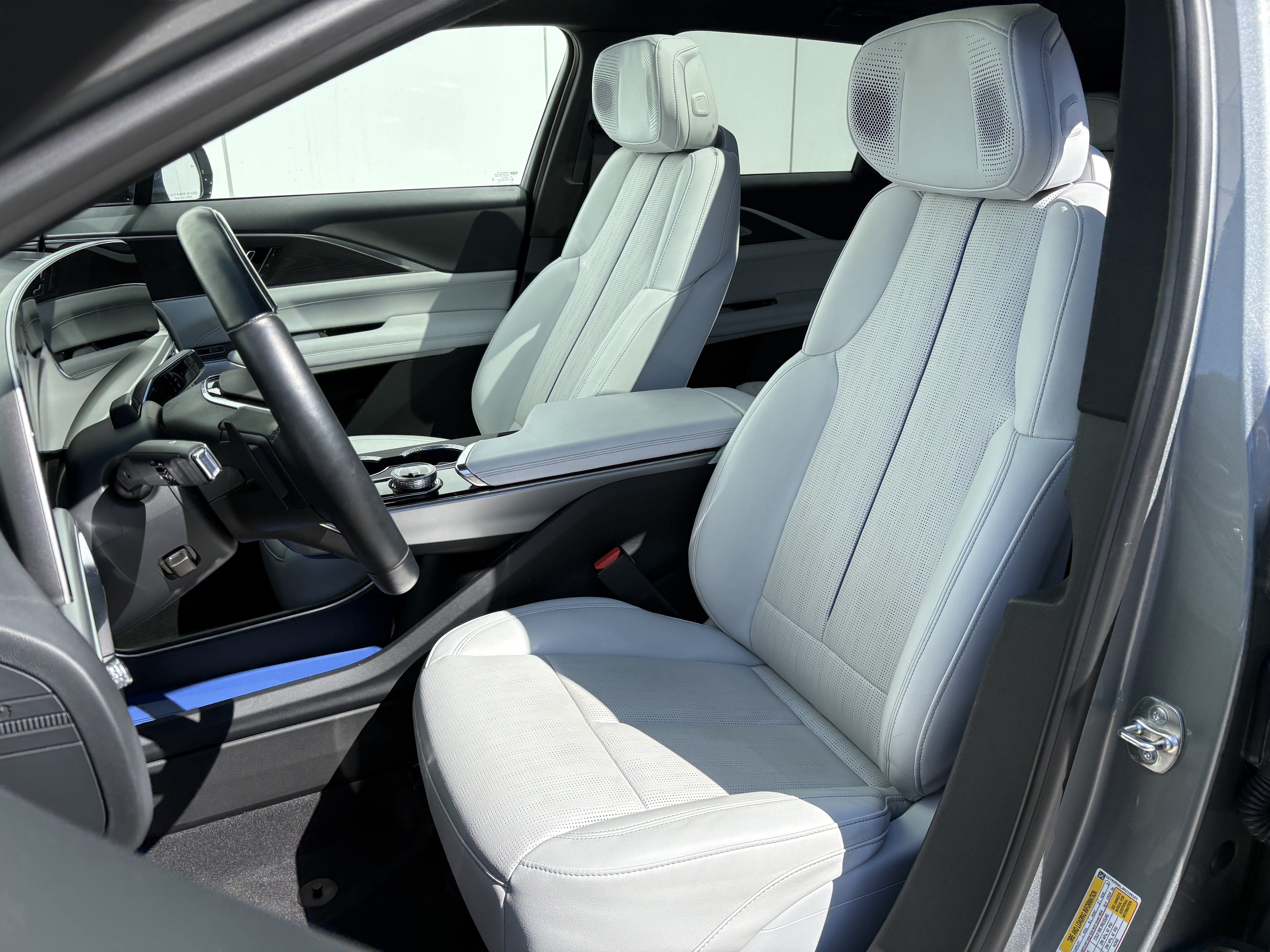 2024 Cadillac LYRIQ Luxury 2