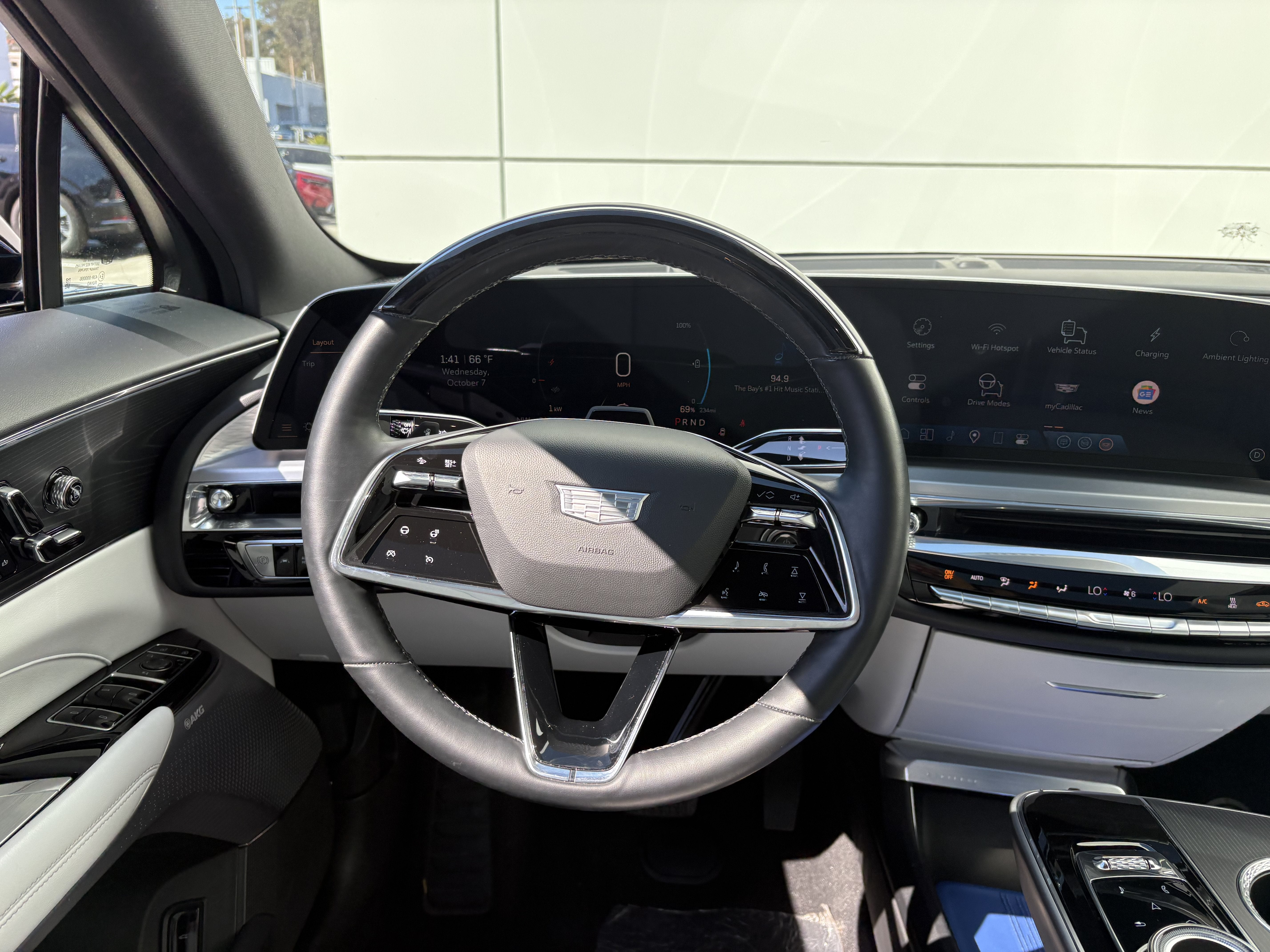 2024 Cadillac LYRIQ Luxury 2