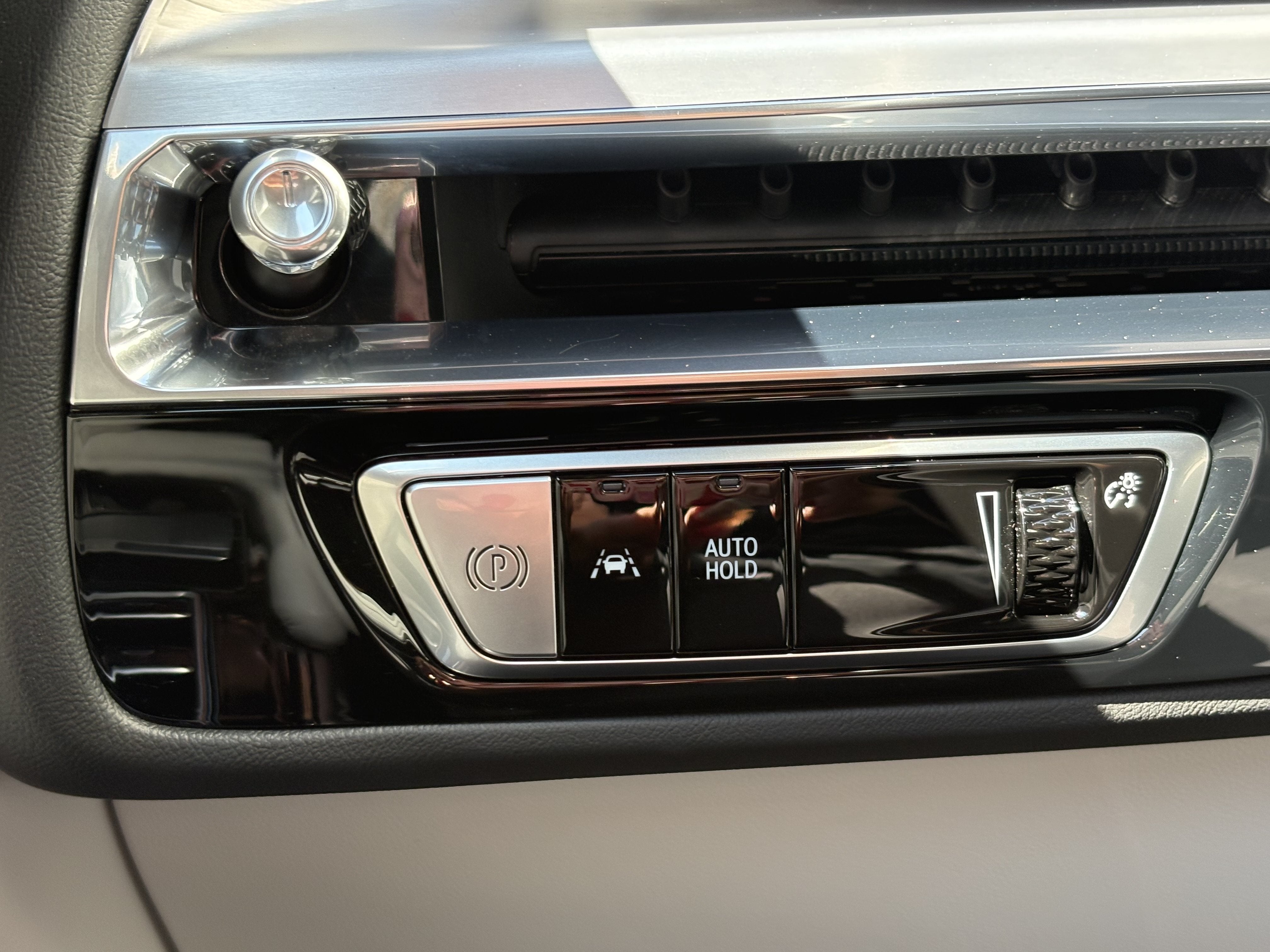 2024 Cadillac LYRIQ Luxury 2