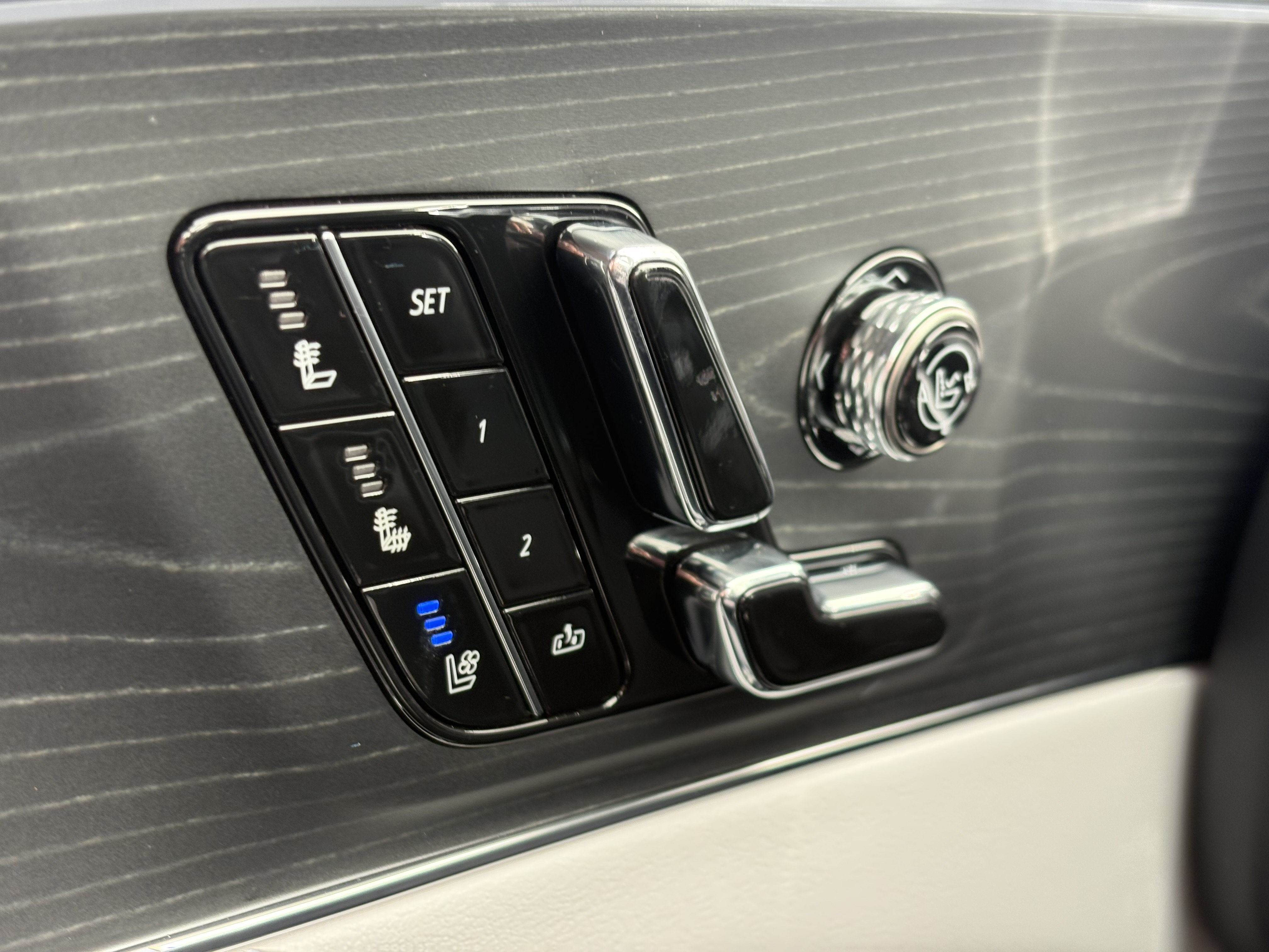 2024 Cadillac LYRIQ Luxury 2