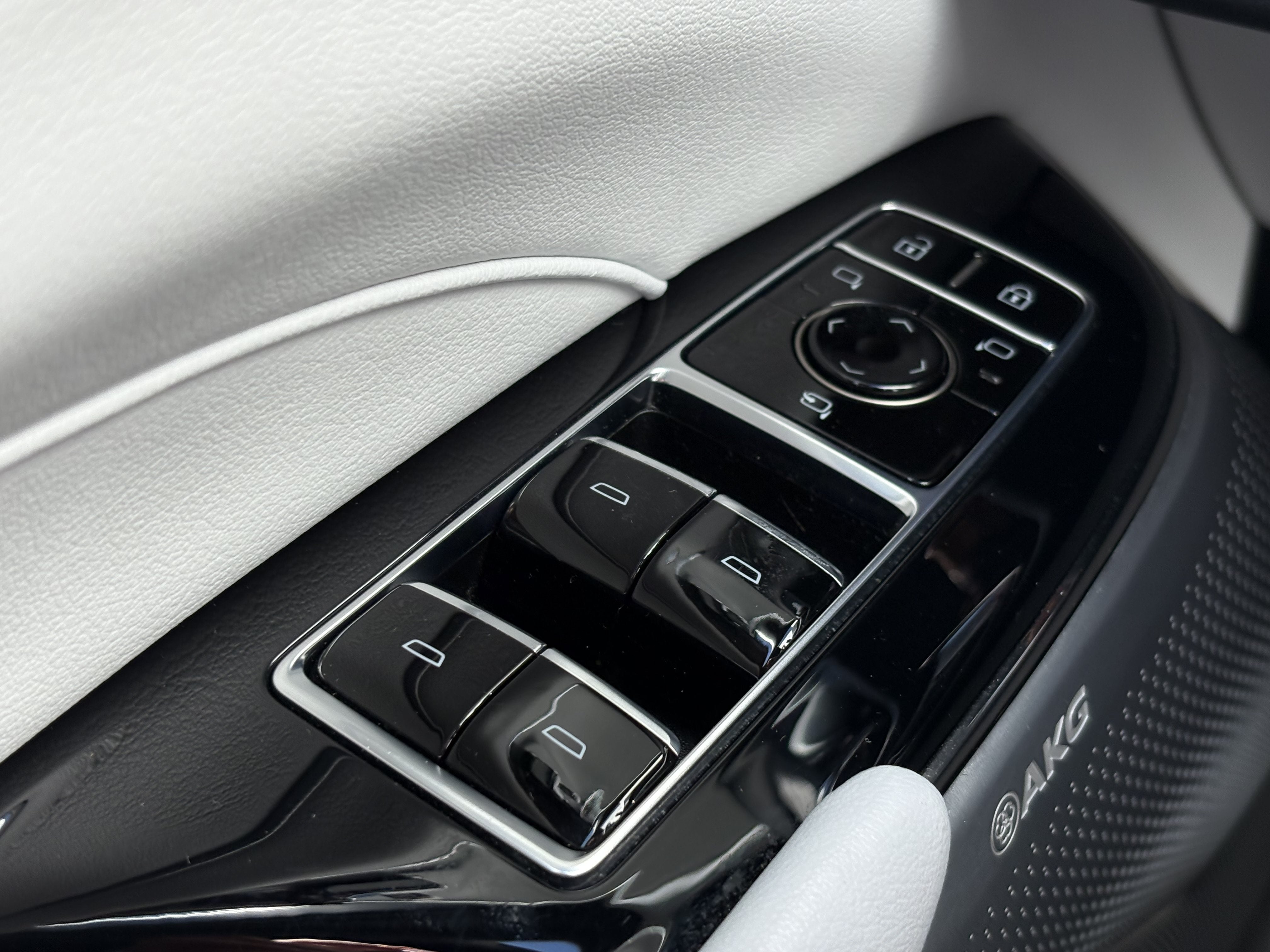 2024 Cadillac LYRIQ Luxury 2