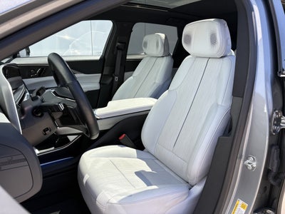 2024 Cadillac LYRIQ Luxury 2