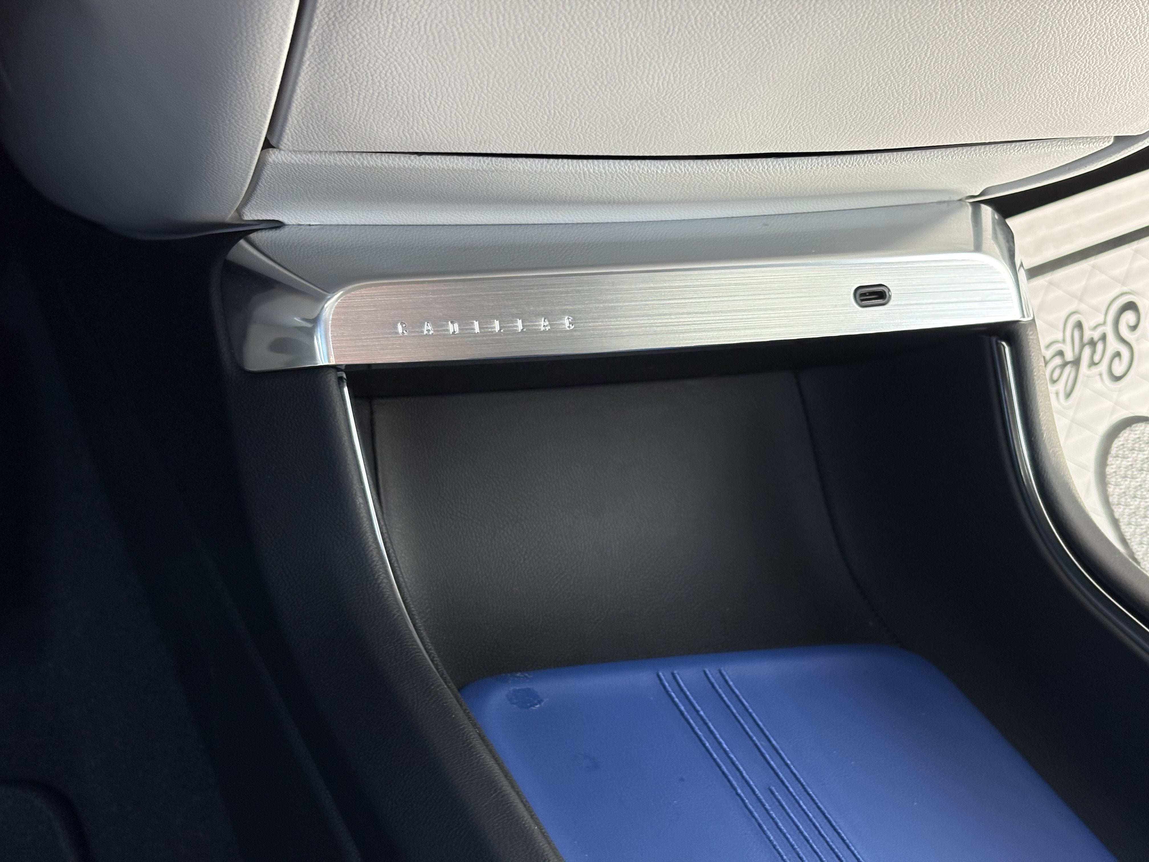 2024 Cadillac LYRIQ Luxury 2