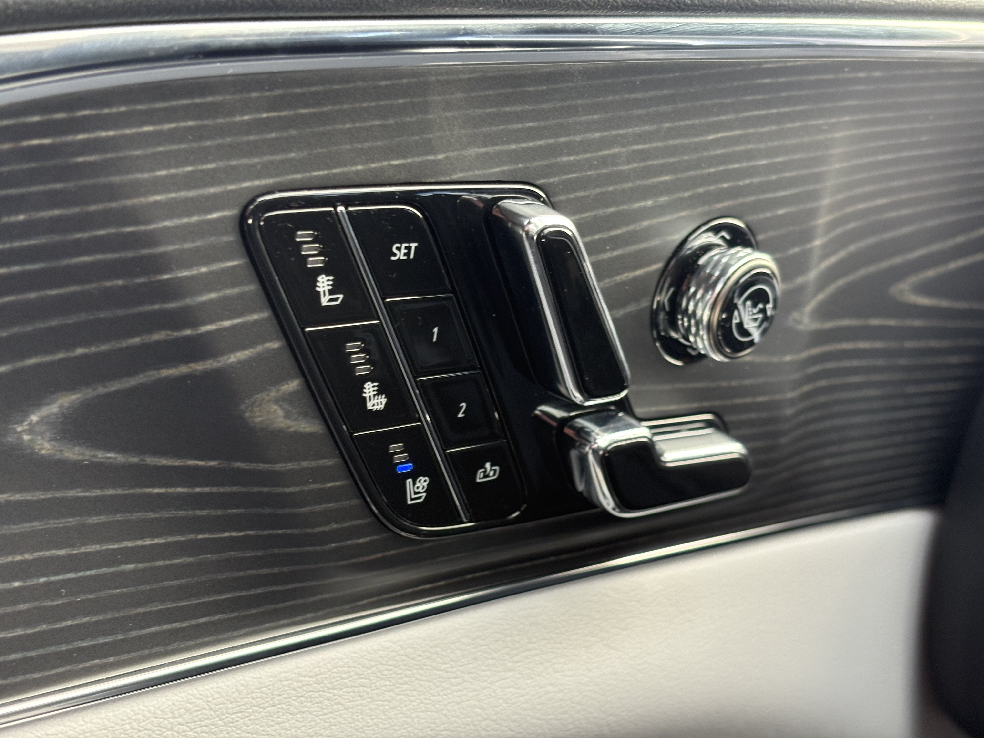 2024 Cadillac LYRIQ Luxury 2