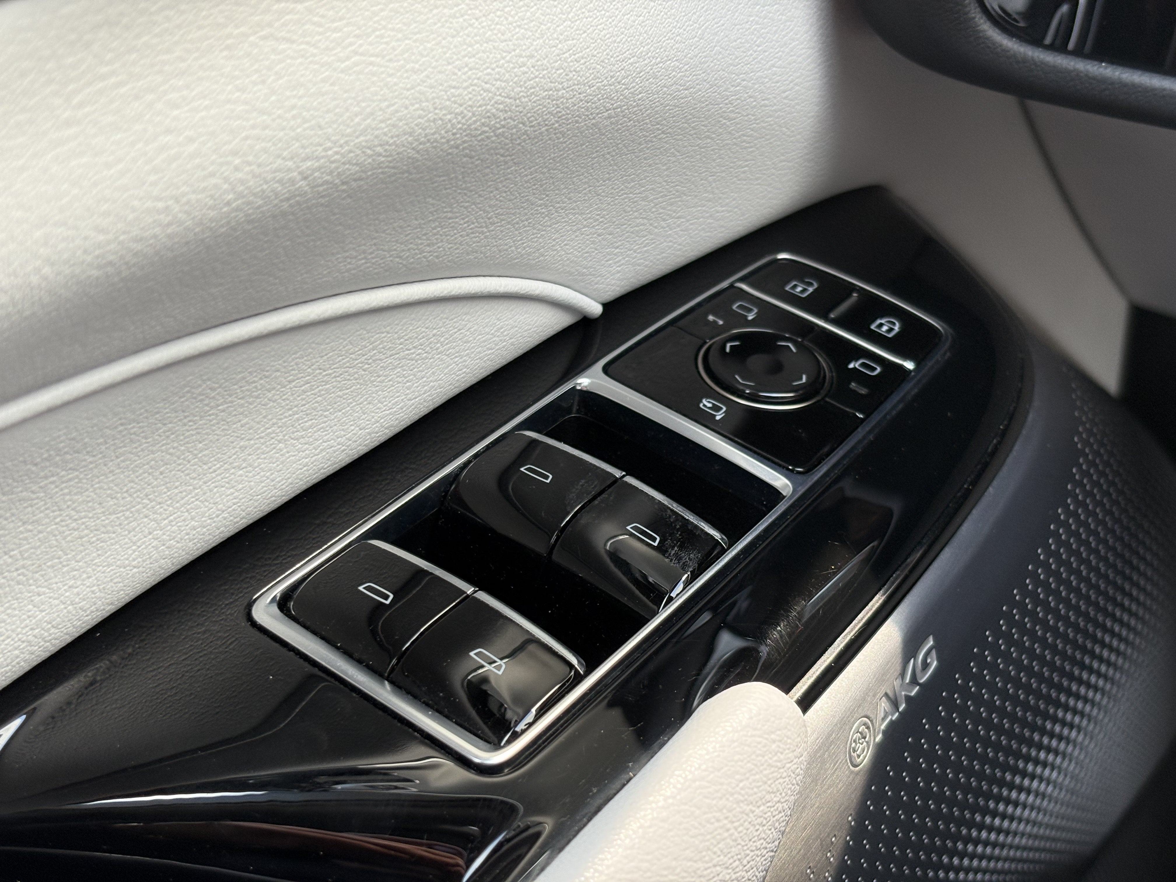 2024 Cadillac LYRIQ Luxury 2