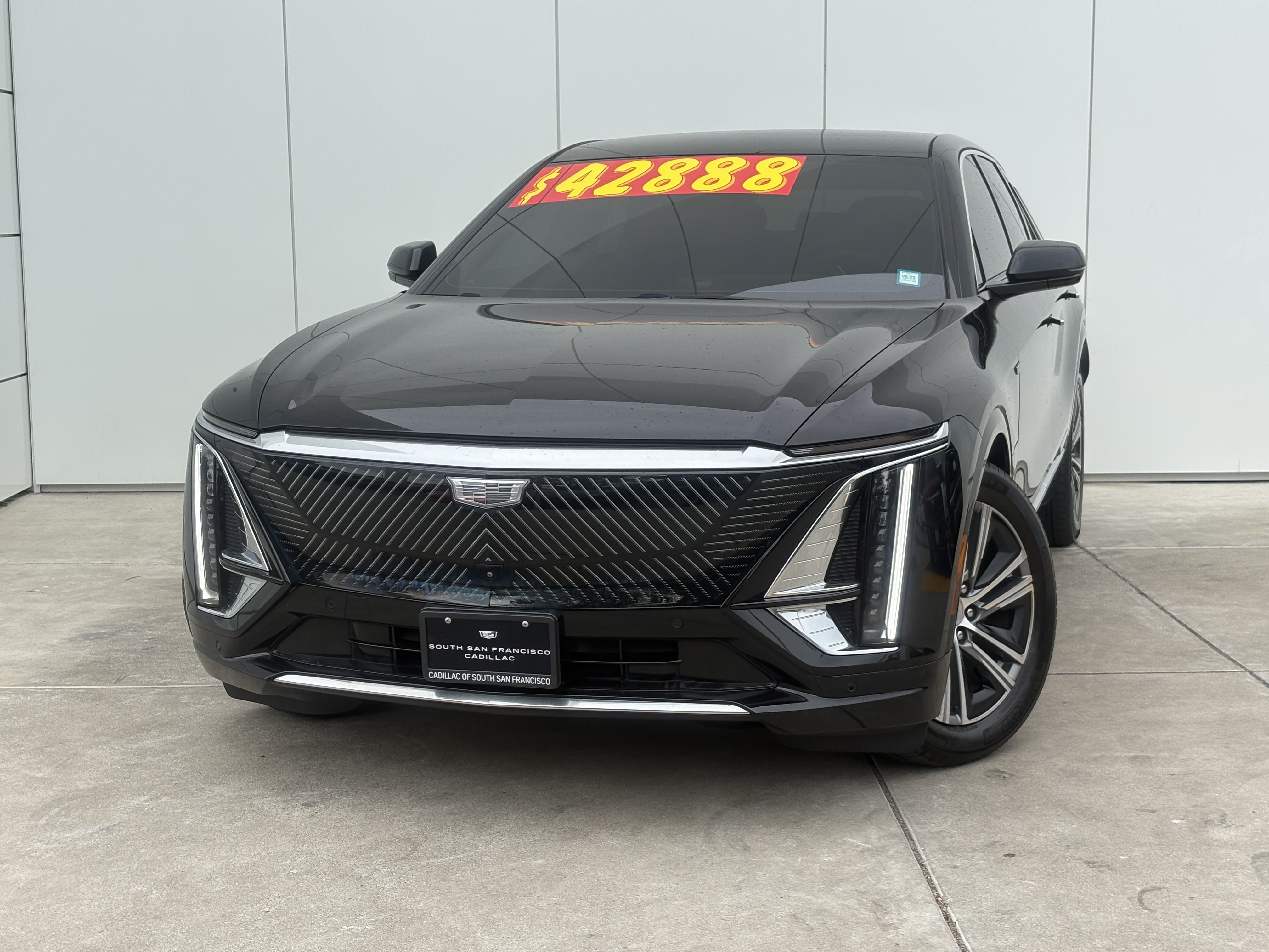 2024 Cadillac LYRIQ Luxury 2