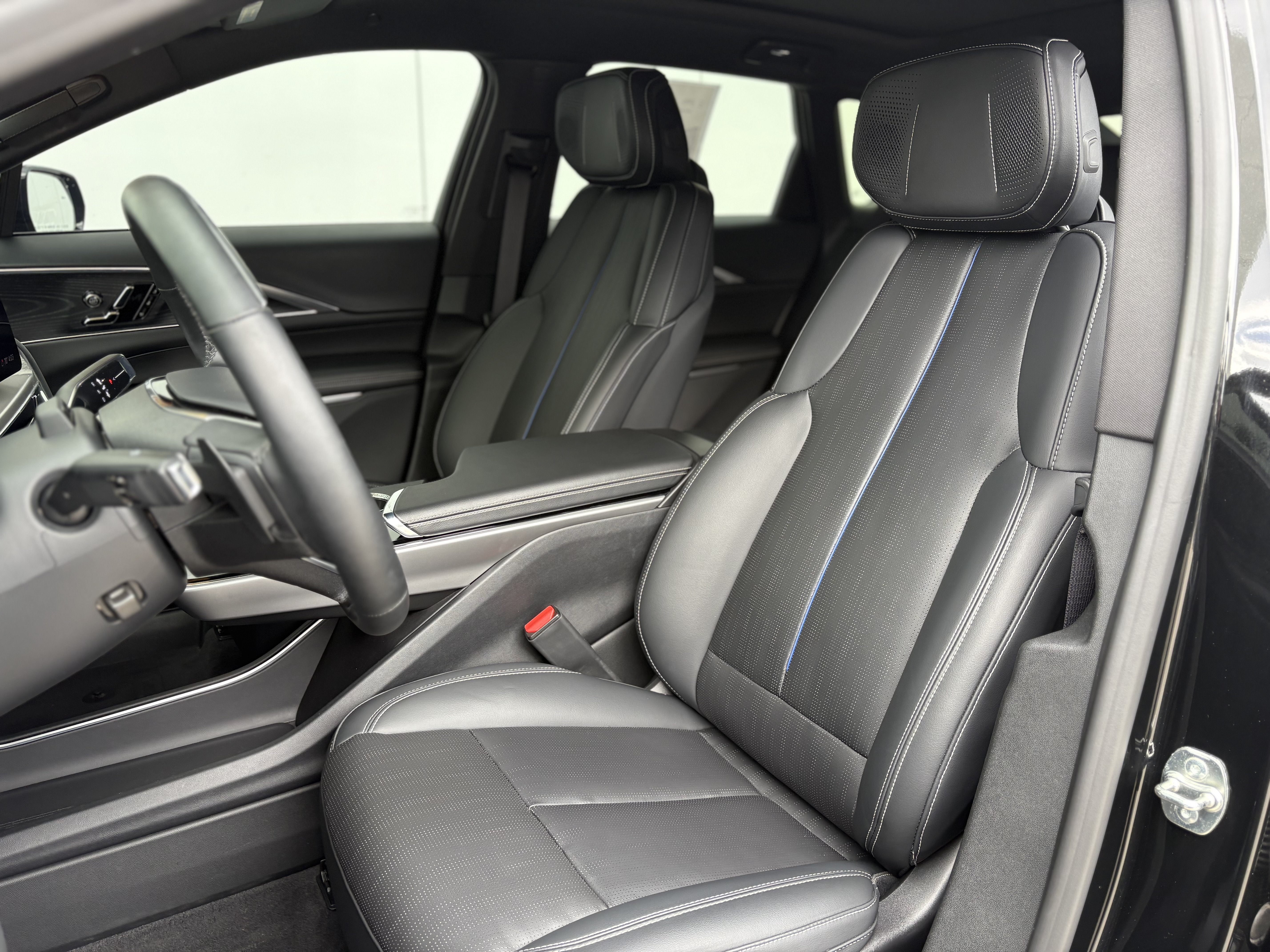 2024 Cadillac LYRIQ Luxury 2