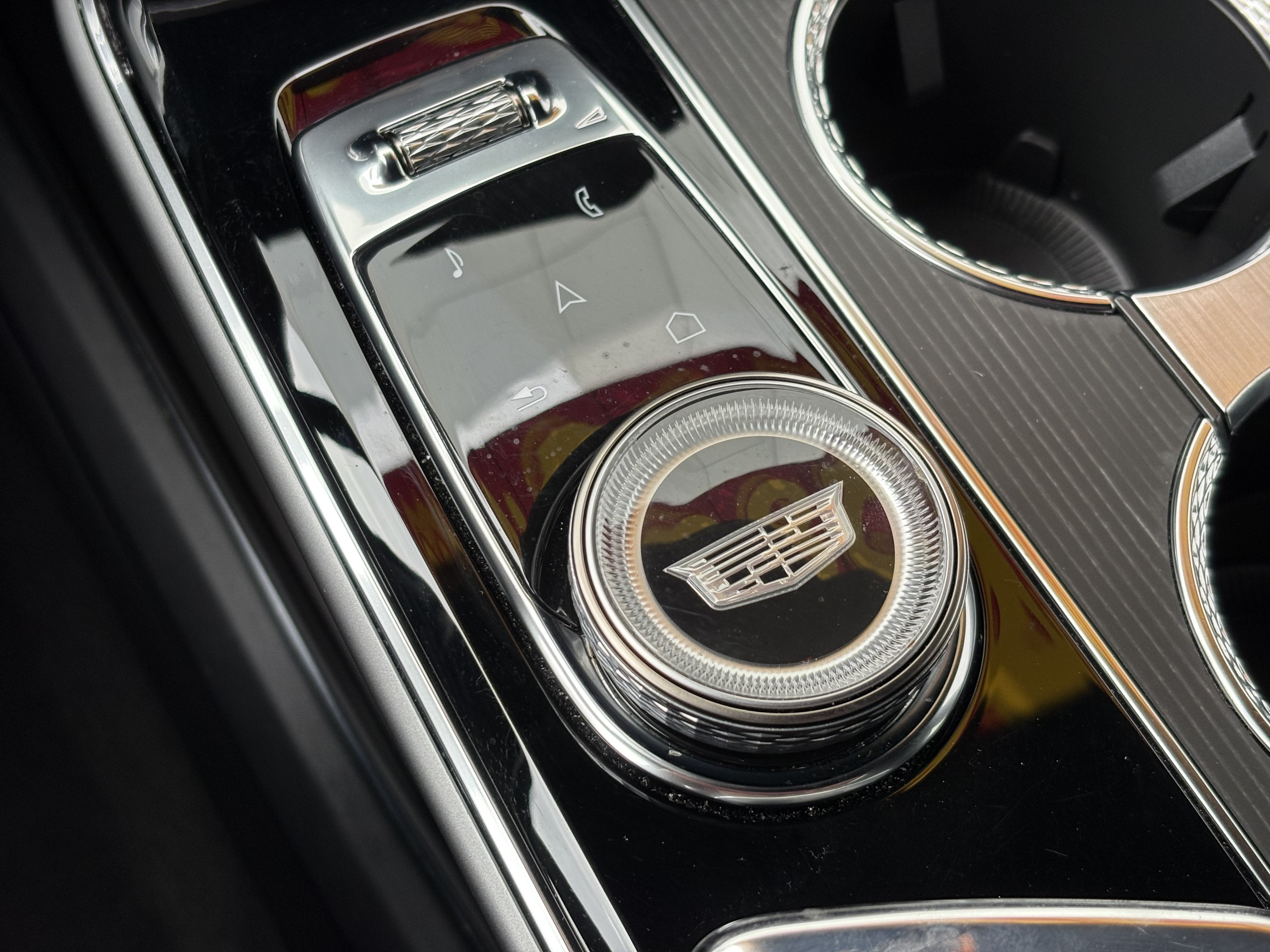 2024 Cadillac LYRIQ Luxury 2