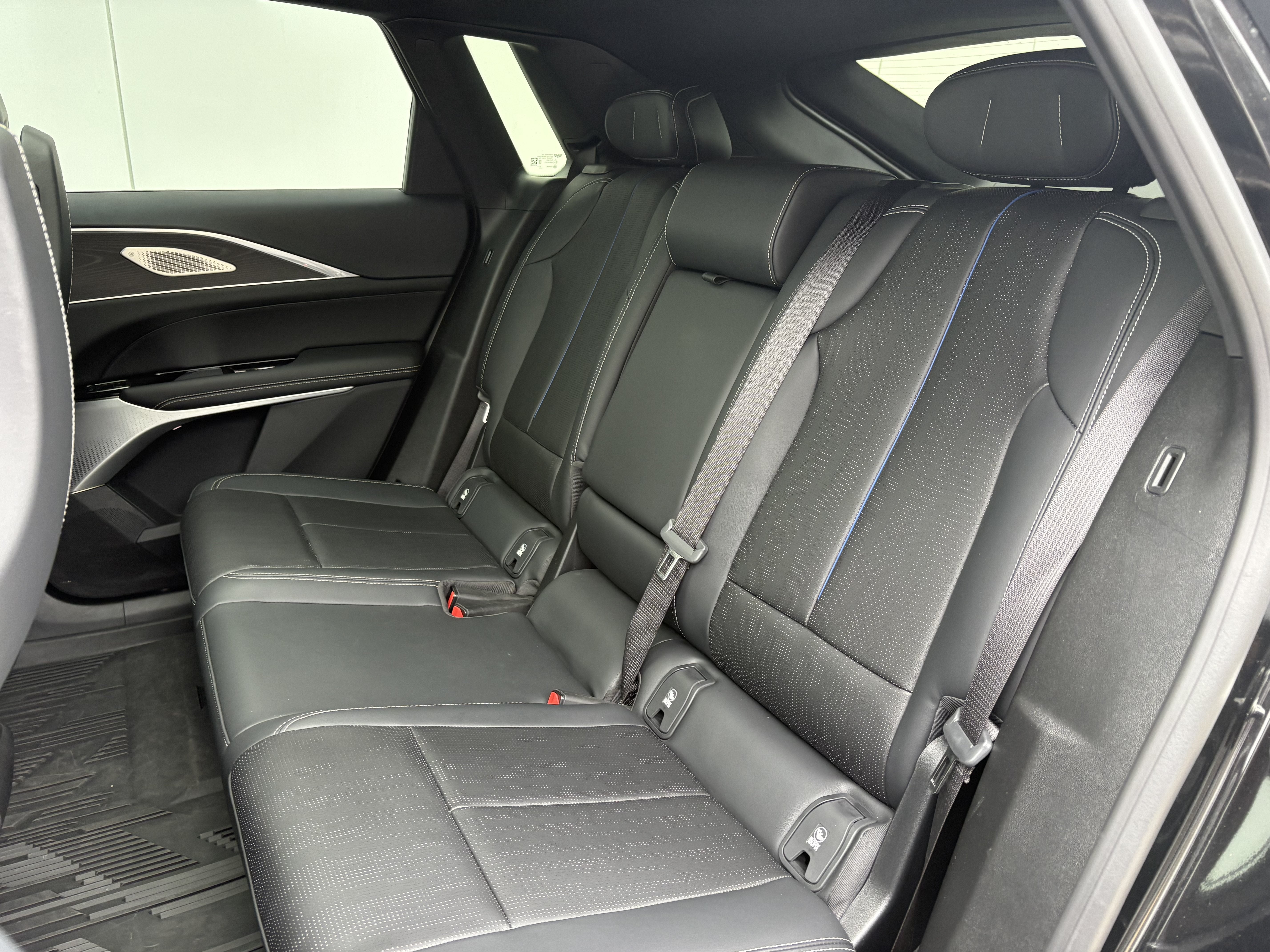 2024 Cadillac LYRIQ Luxury 2