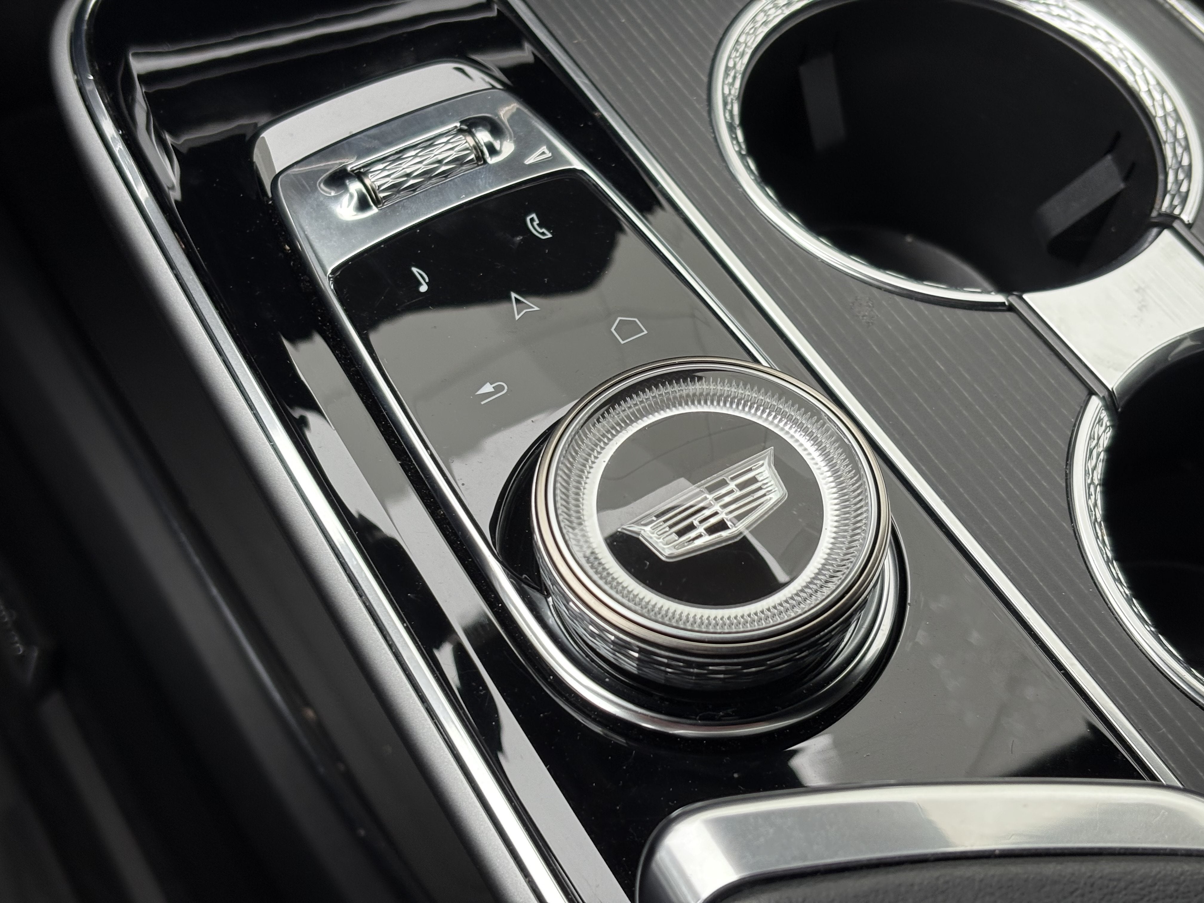 2024 Cadillac LYRIQ Luxury 2