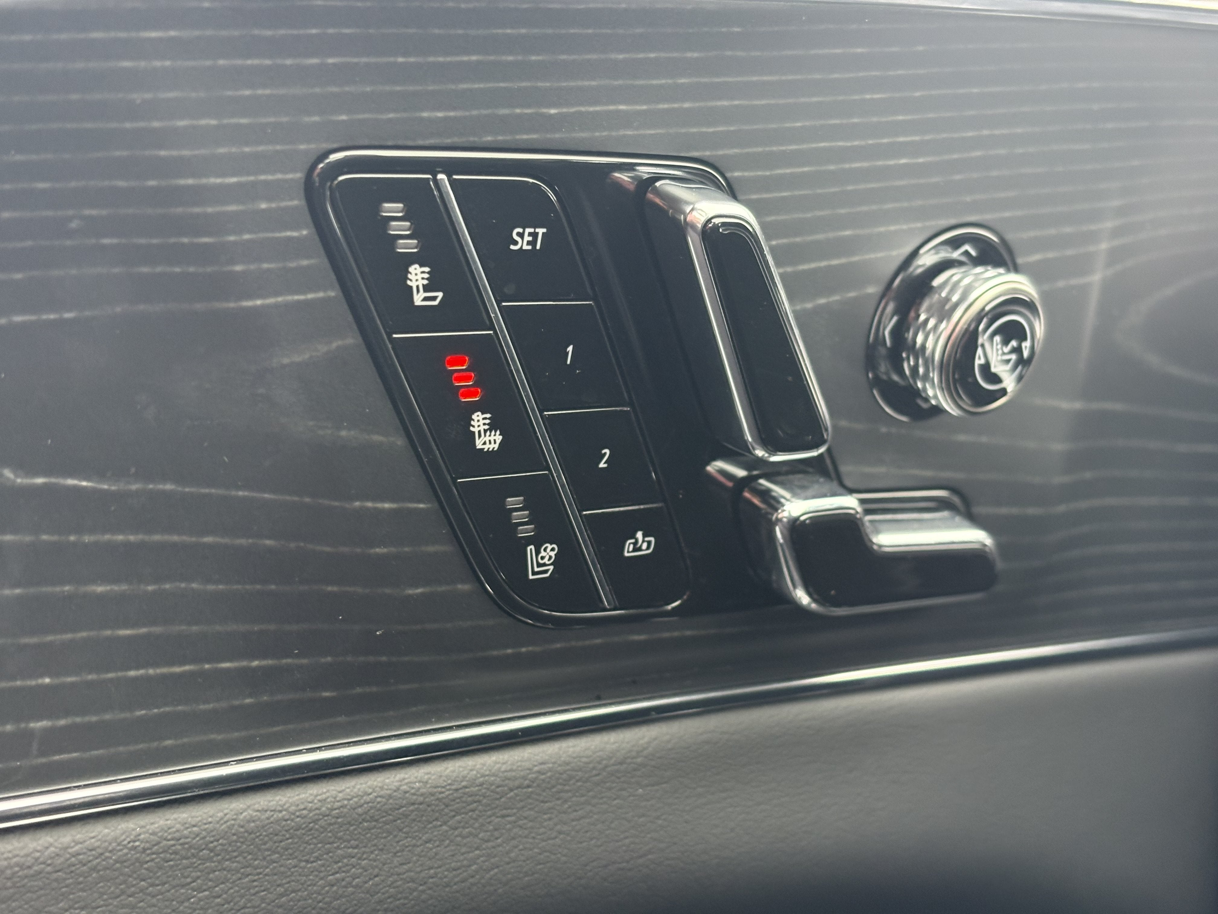 2024 Cadillac LYRIQ Luxury 2