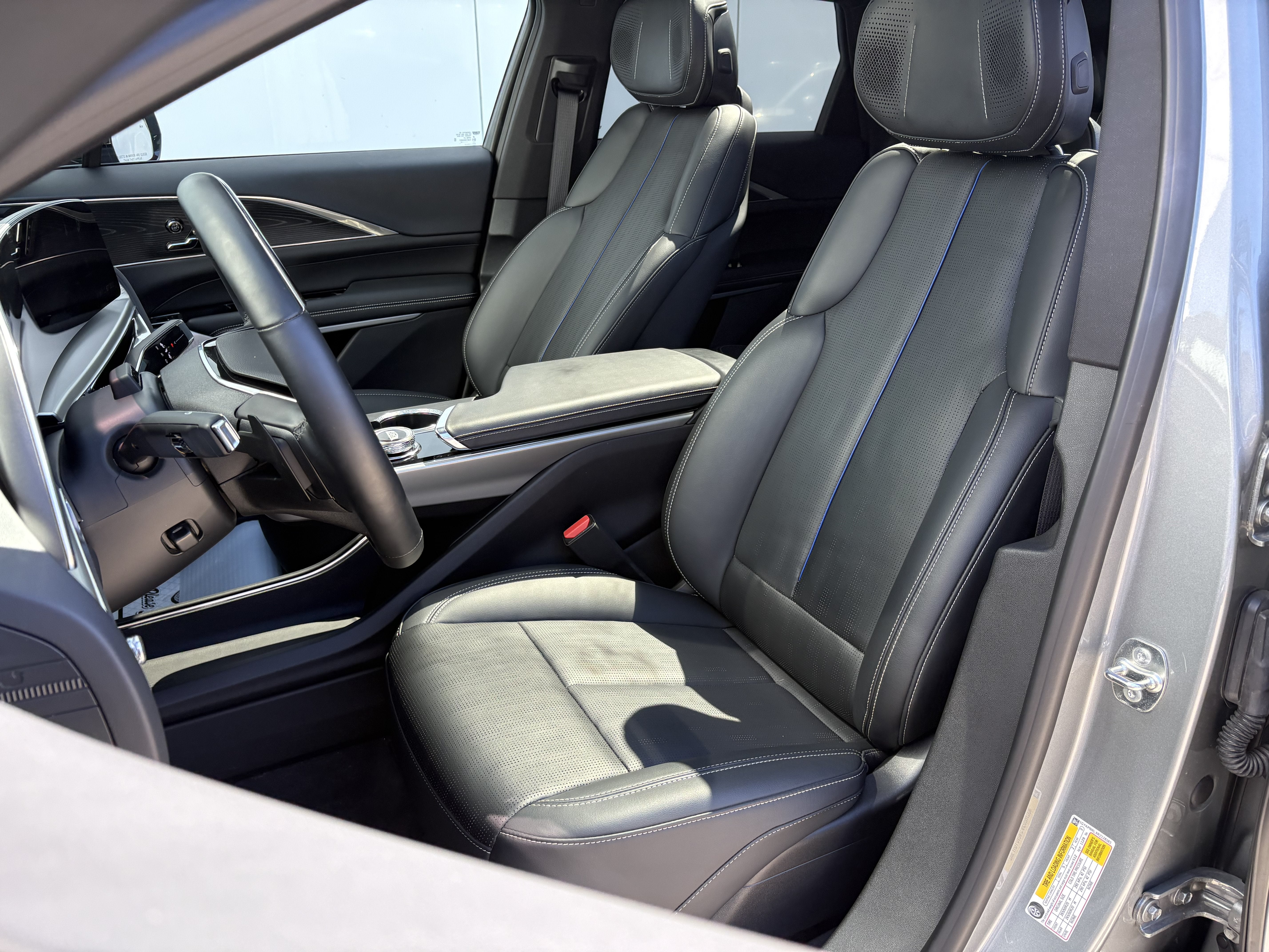 2024 Cadillac LYRIQ Luxury 2