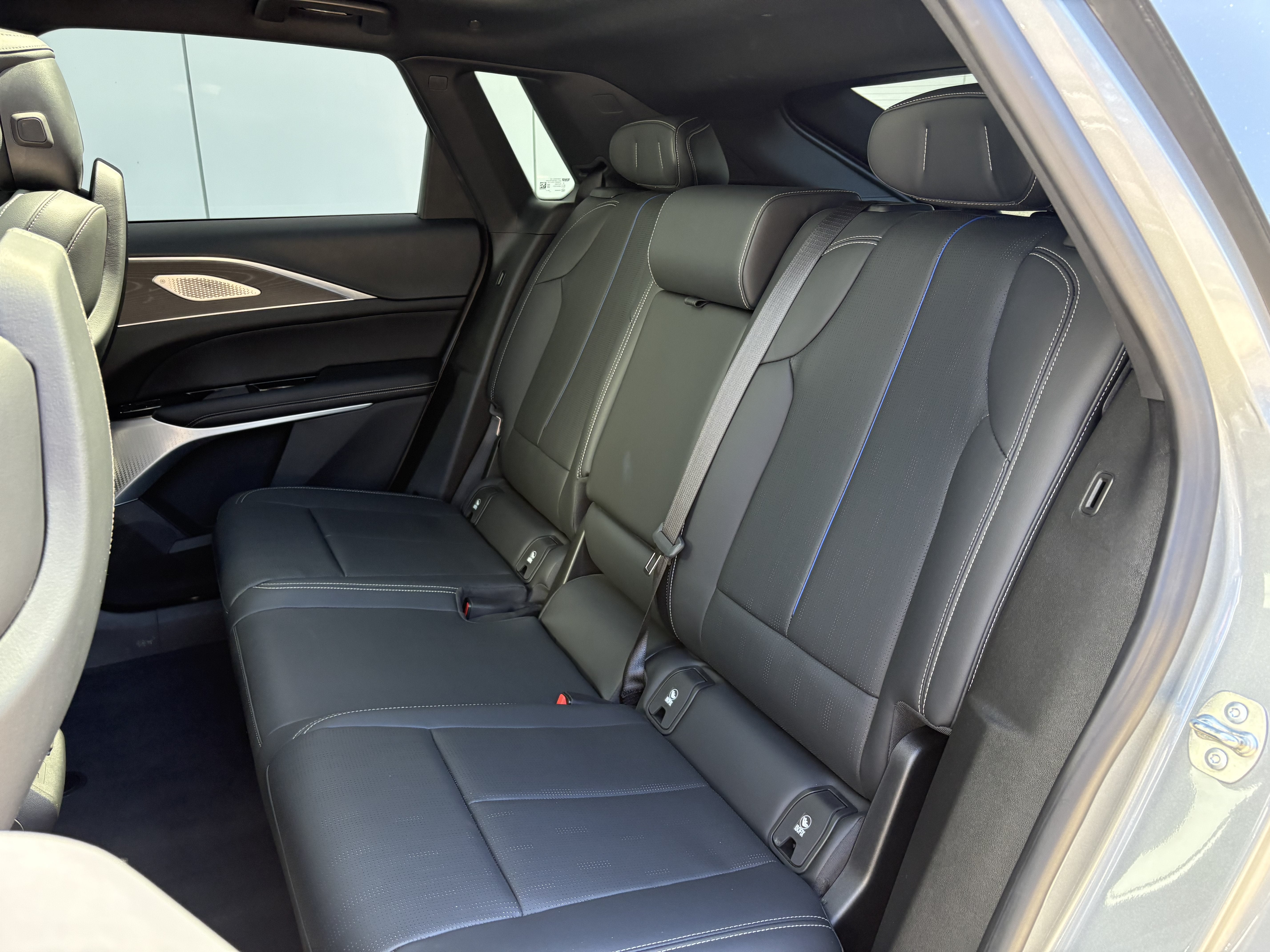 2024 Cadillac LYRIQ Luxury 2