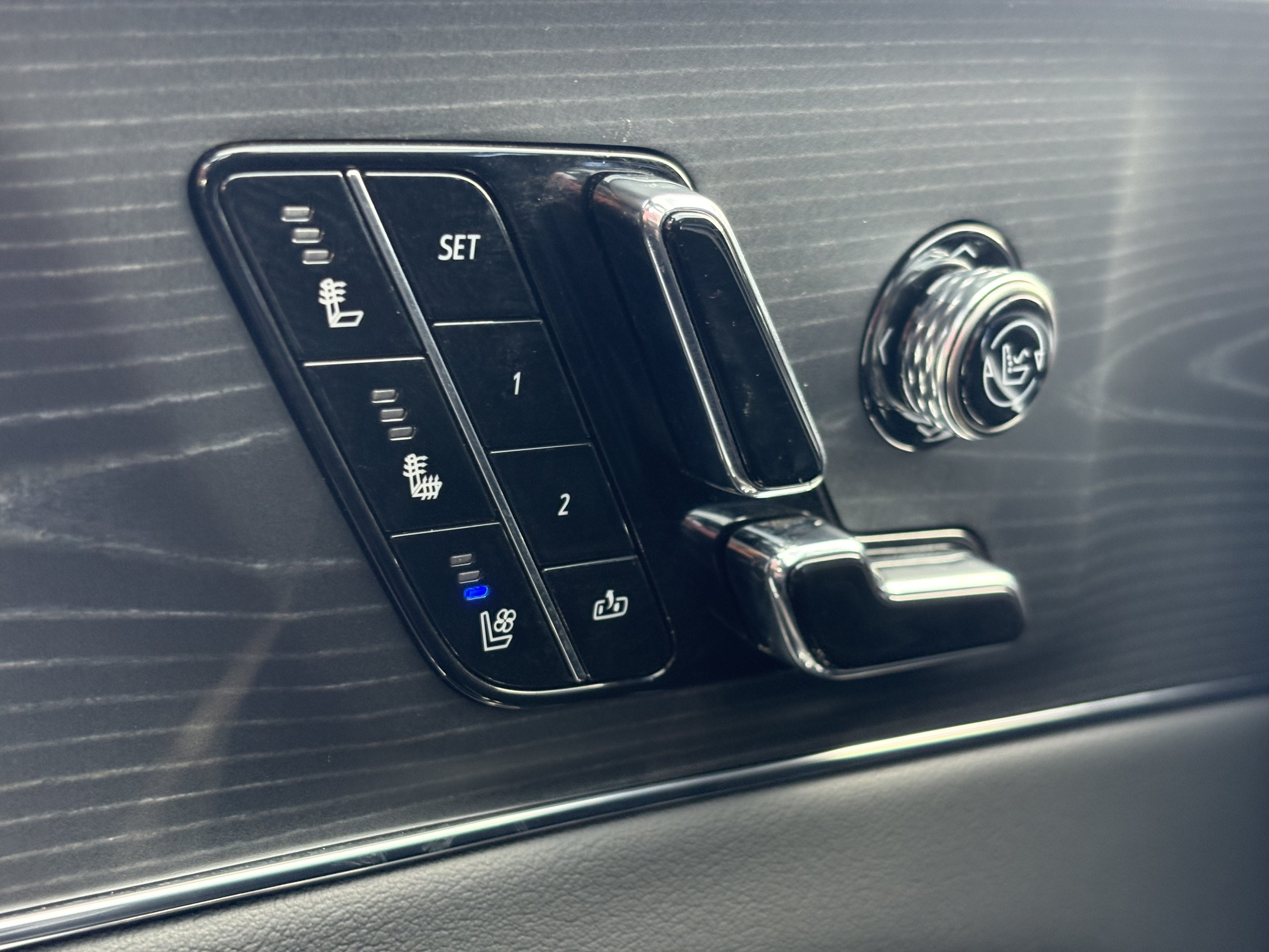 2024 Cadillac LYRIQ Luxury 2