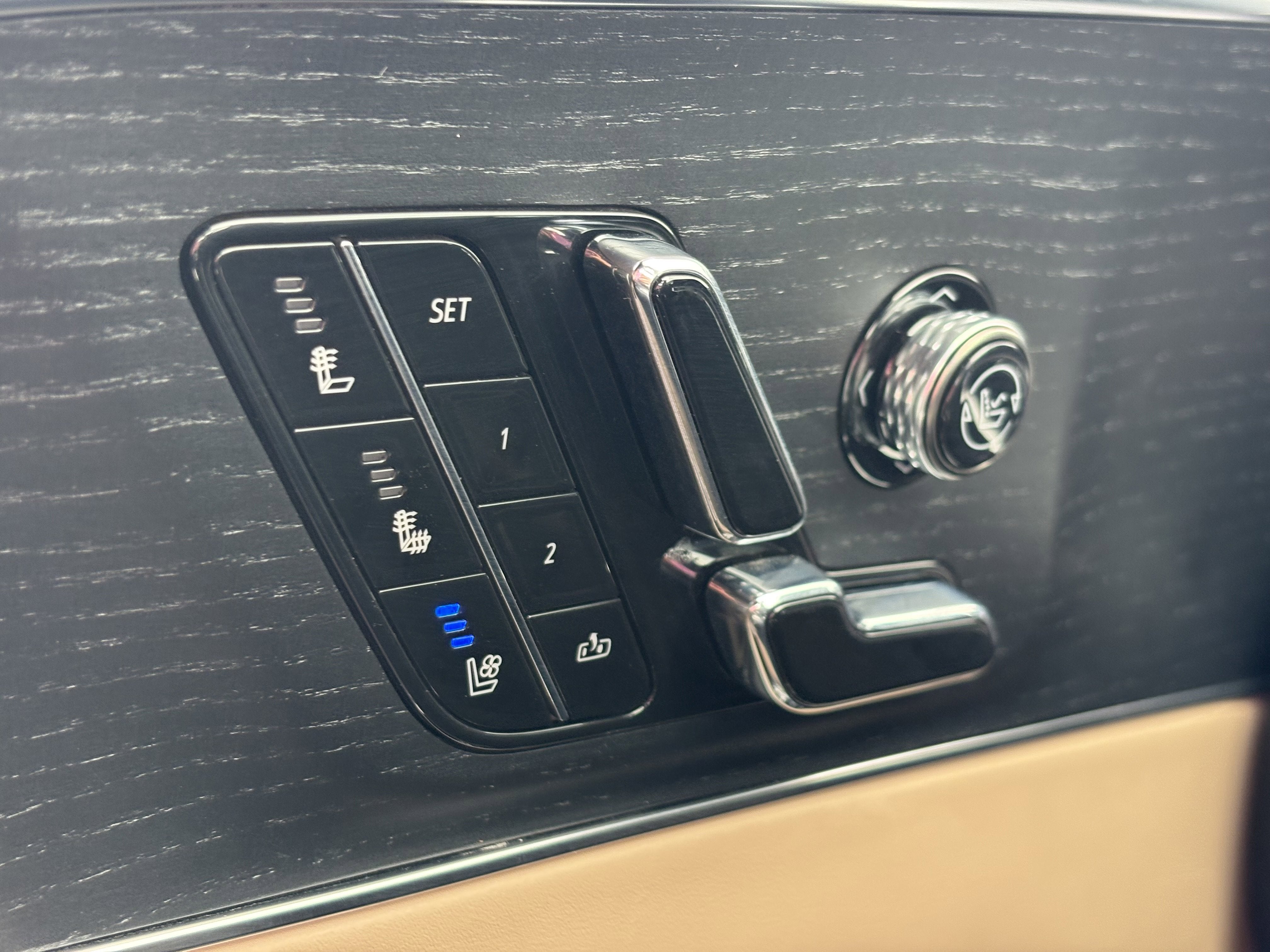 2024 Cadillac LYRIQ Luxury 3