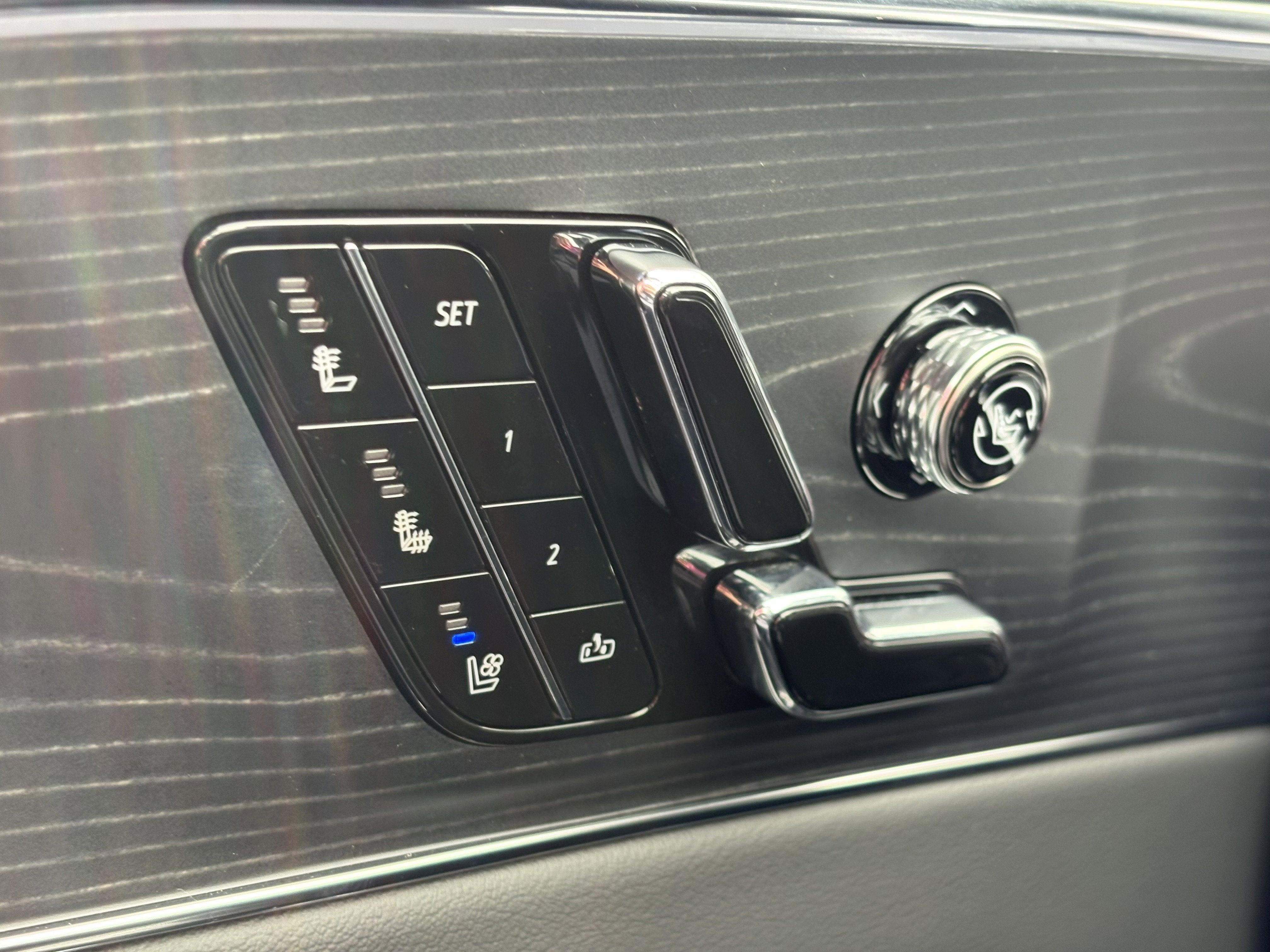 2024 Cadillac LYRIQ Luxury 3