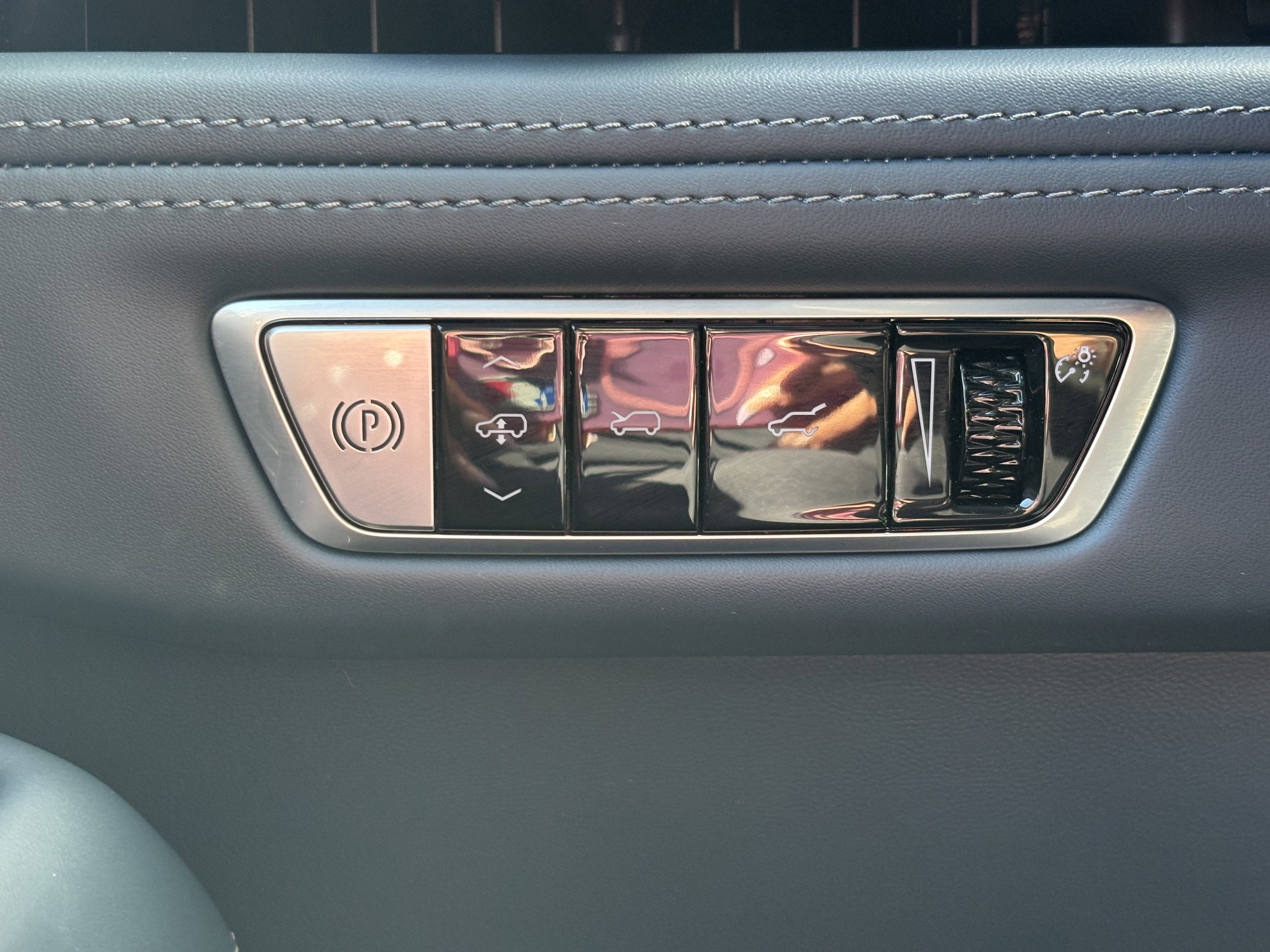 2025 Cadillac ESCALADE IQ Luxury 2