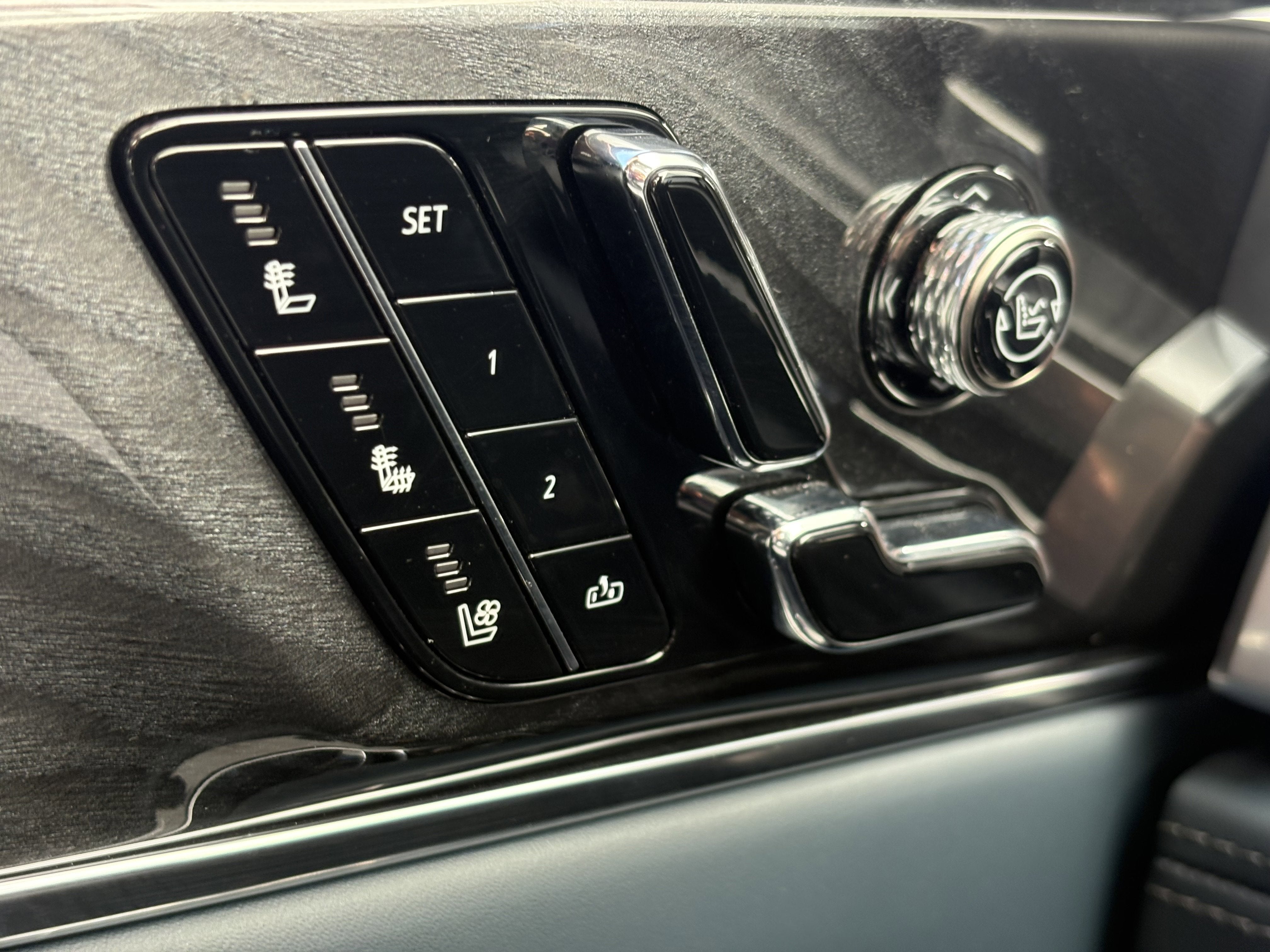 2025 Cadillac ESCALADE IQ Luxury 2