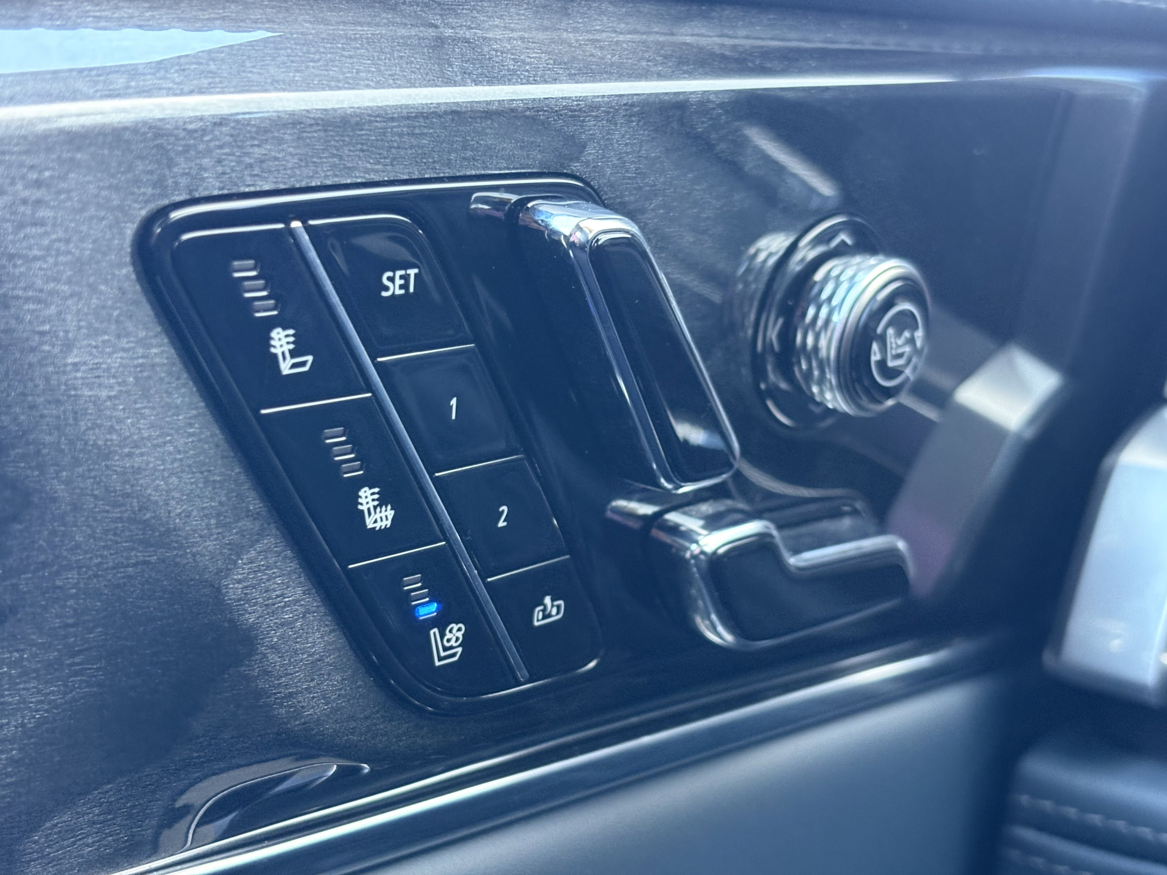 2025 Cadillac ESCALADE IQ Luxury 2