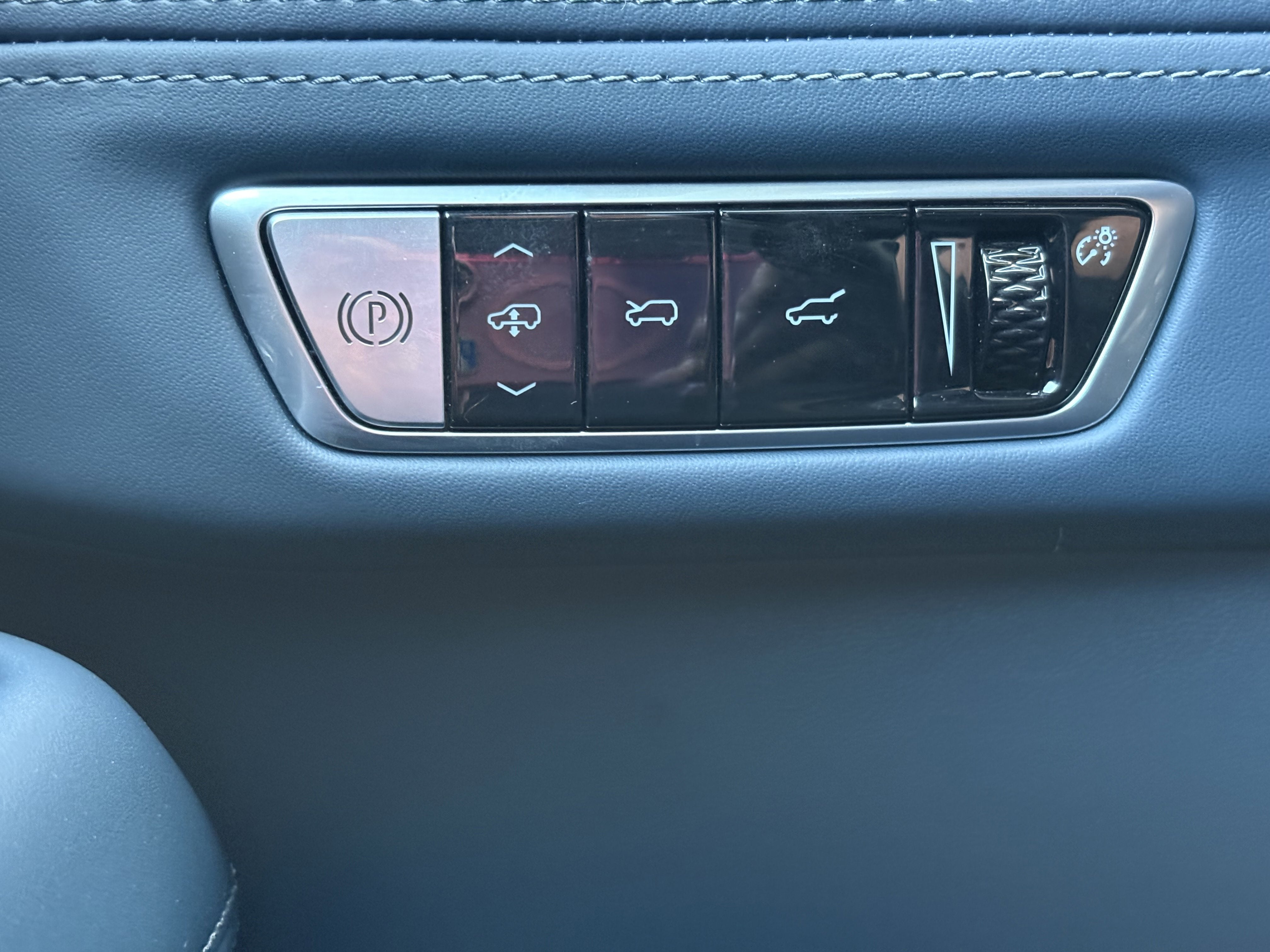 2025 Cadillac ESCALADE IQ Luxury 2