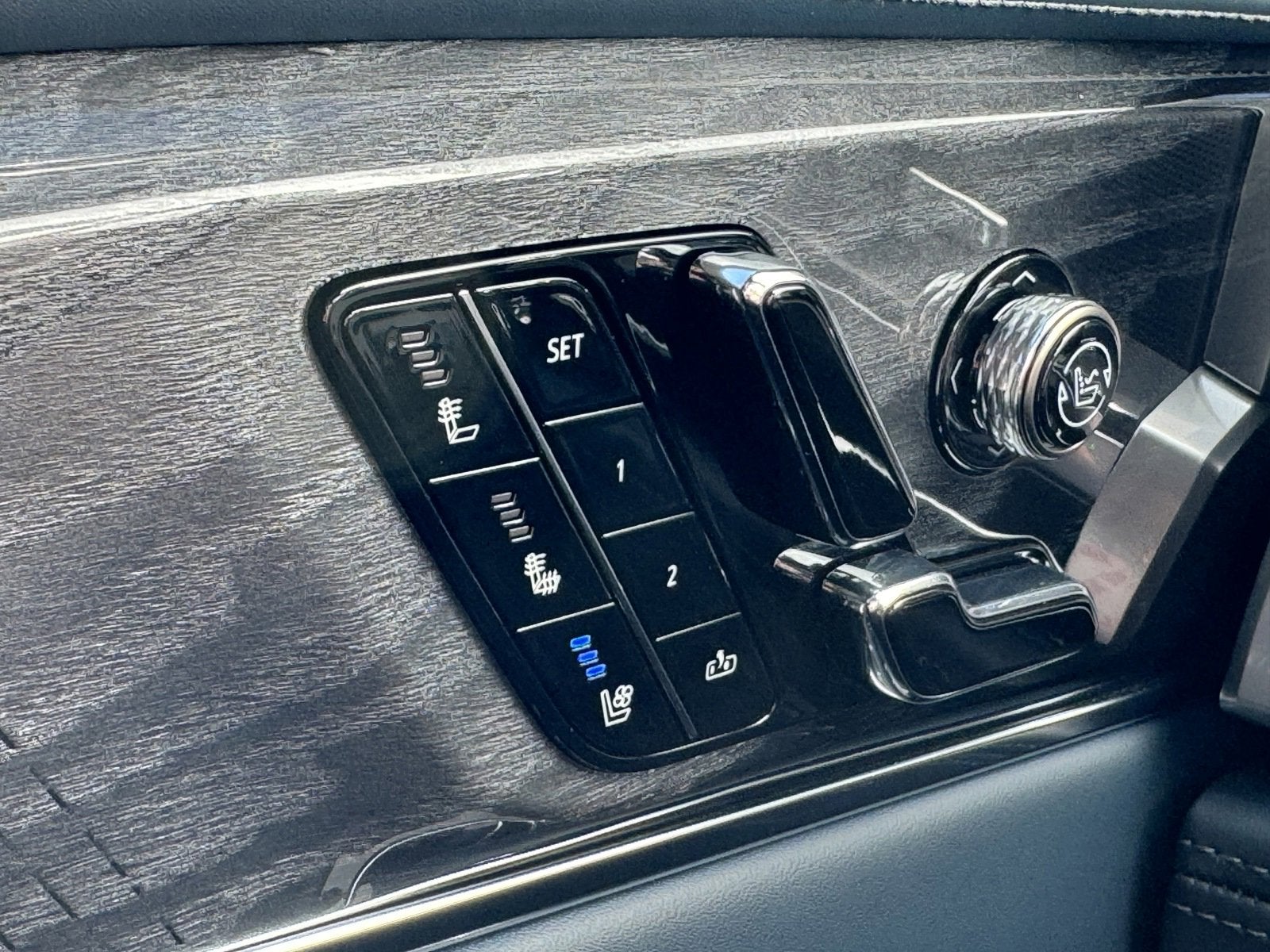 2025 Cadillac ESCALADE IQ Luxury 2